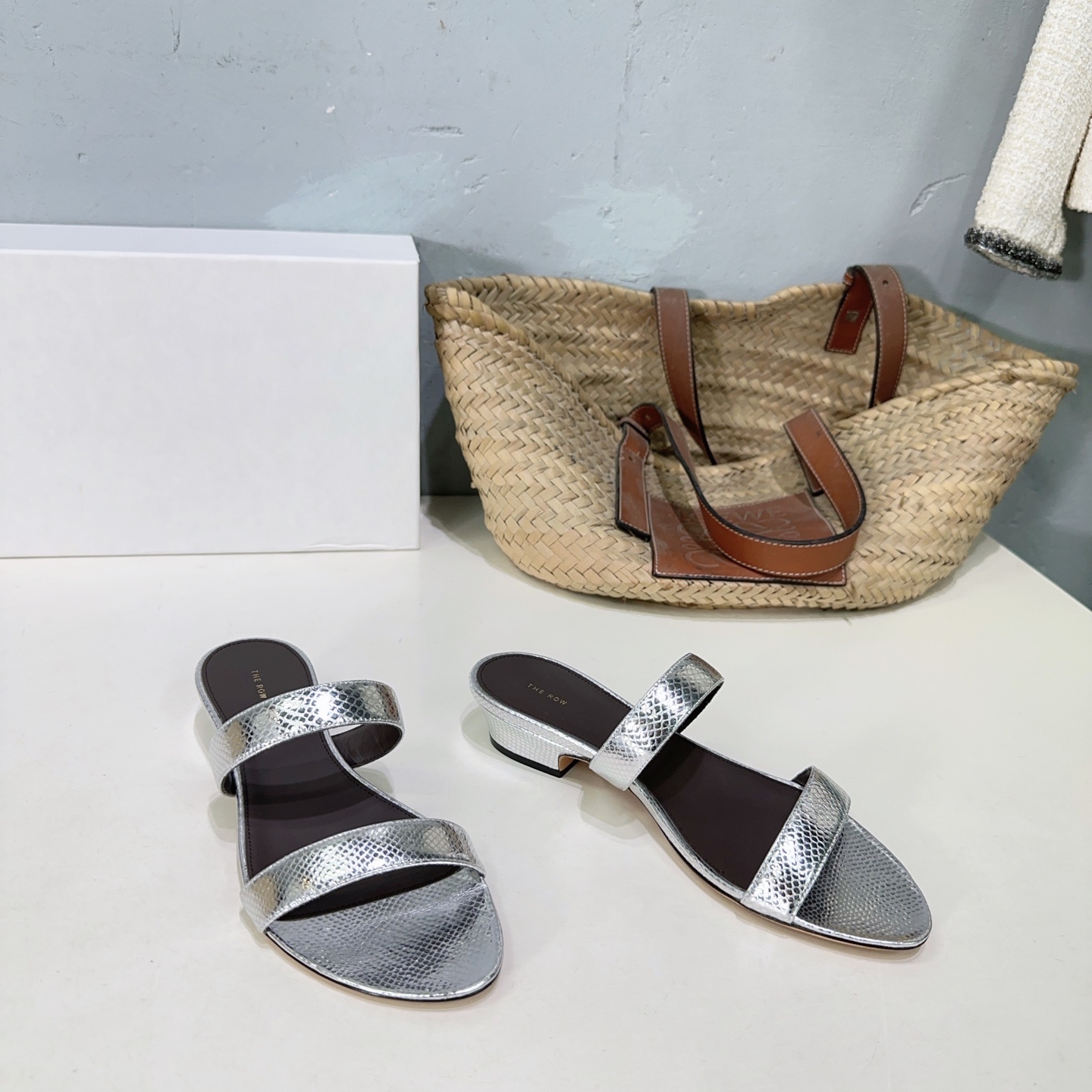 NO:223234,High quality!  A new color for niche trendy brands!  The row25 spring and summer new one-strip thick heel simple slippers!  The same versatile sandals for casual clip-toe internet celebrities. Simple items worth buying in spring and summer. Slippers with simple style but high-end aura. Daily vacation is essential. You can have your own aura when you match it casually. The upper is made of mixed-bred sheepskin. Inner footbed sheepskin. Italian imported original color genuine leather sole. Size: 35-40 (40 custom made without return and exchange) with original packaging, slippers, sandals, slippers, sheepskin, Leather soles19860909高品质！小众潮牌新色！the row25春夏新款一字带粗跟简易拖鞋！ 休闲夹趾网红同款百搭凉鞋 春夏值得入手的简约单品 简单的风格却自带高级气场的拖鞋 日常度假都是必不可少 随便搭配一下都可以自带气场出现 鞋面采用混种羊皮 内里垫脚羊皮 意大利进口原色真皮大底 码数:35-40（40订做不退换) 配原版包装,拖鞋,sandals,slippers,sheepskin,Leather soles,Women's Shoes