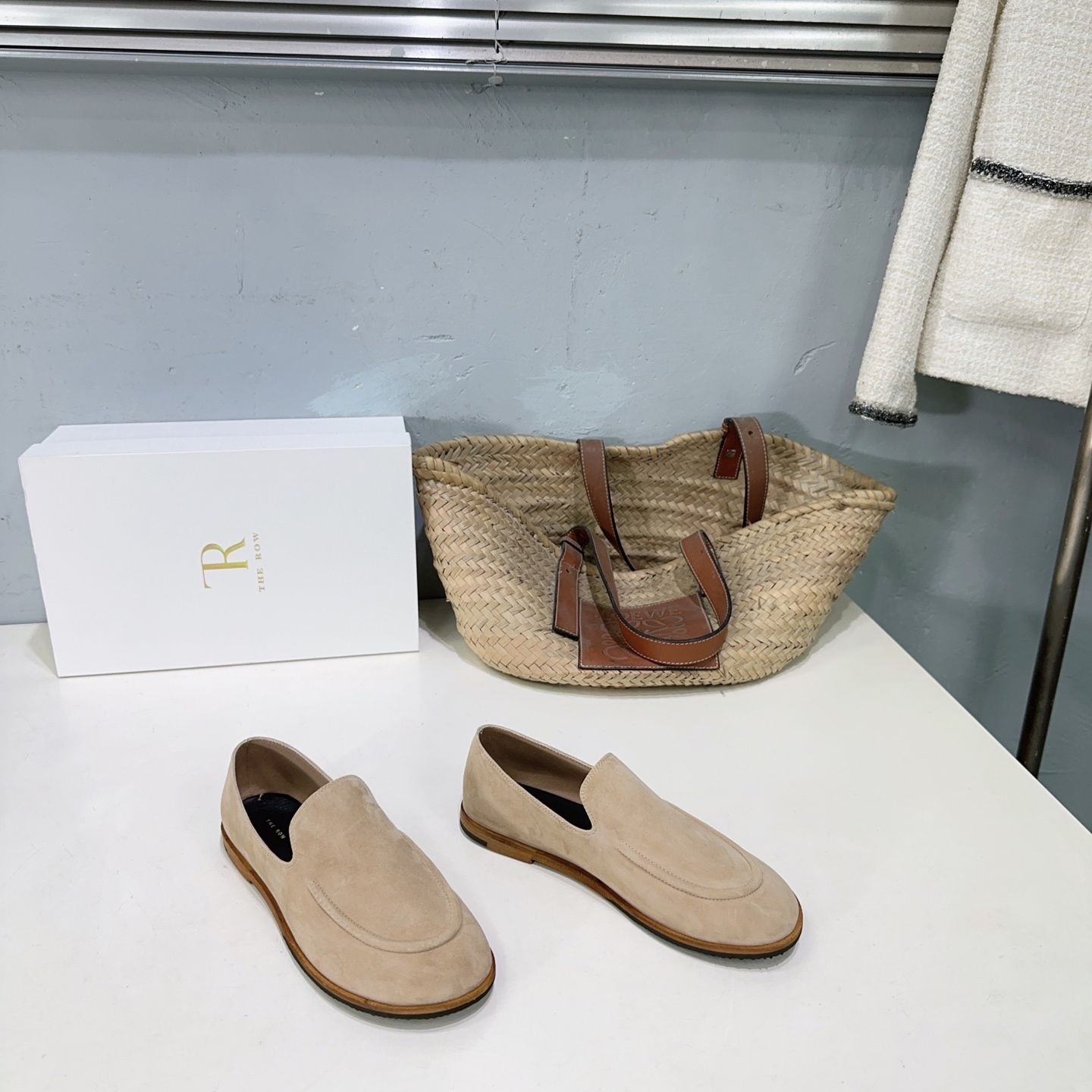 NO:223269,High quality!  Niche trendy brand The Row25 spring and summer new style of loafers flat single shoes grandma shoes. I fell in love with this shoe at first sight. It looks inconspicuous but makes people like it the more they look at it. It is simple and high-end, with a little retro flavor and good-looking!  All major internet celebrity bloggers are wearing it. It looks so beautiful when you put it on. The whole shoe is very soft and easy to wear without scratching your feet. It has become a classic and practical single shoe and can also be used as a slipper for one shoe. One shoe is made of imported delicate suede. Italian imported leather outsole combined rubber sole. Lightweight and non-slip size: 35-40 (40 customized for no return or exchange) with original packaging, loafers, loafers, slippers, chamois leather, Leather soles19860909高品质！小众潮牌 The Row25春夏新款一脚蹬乐福鞋平底单鞋奶奶鞋 第一眼看到这个鞋子就爱上了,看着不起眼但却让人越看越喜欢,简单又高级,带点复古味随意搭配都好看！各大网红博主都在穿它,上脚起来实在太好看了,整个鞋子非常非常柔软,好穿不磨脚.以成为经典又实用的一款单鞋还可以踩跟当拖鞋一鞋两用一举两得 鞋面采用进口细腻麂皮 意大利进口真皮大底组合橡胶底.轻便防滑 码数:35-40（40定做不退换） 配原版包装,乐福鞋,loafers,slippers,chamois leather,Leather soles,Women's Shoes