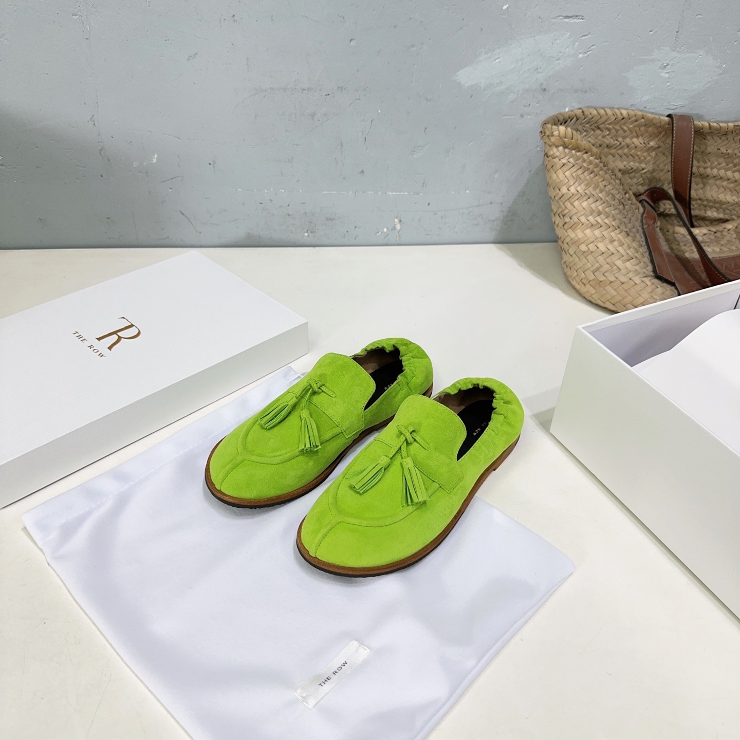 NO:223276,High quality!  Niche trendy brand The Row25 spring and summer new tassels with loafers flat single shoes grandma shoes. I fell in love with this shoe at first sight. It looks inconspicuous but makes people like it the more they look at it. It is simple and high-end, with a little retro flavor and good-looking!  All major internet celebrity bloggers are wearing it. It looks so beautiful when you put it on. The whole shoe is very soft and easy to wear without scratching your feet. It has become a classic and practical single shoe and can also be used as a slipper for one shoe. One shoe is made of imported delicate suede. Italian imported leather outsole combined rubber sole. Lightweight and non-slip size: 35-40 (40 customized for no return or exchange) with original packaging, loafers, loafers, slippers, chamois leather, Leather soles19860909高品质！小众潮牌 The Row25春夏新款流苏一脚蹬乐福鞋平底单鞋奶奶鞋 第一眼看到这个鞋子就爱上了,看着不起眼但却让人越看越喜欢,简单又高级,带点复古味随意搭配都好看！各大网红博主都在穿它,上脚起来实在太好看了,整个鞋子非常非常柔软,好穿不磨脚.以成为经典又实用的一款单鞋还可以踩跟当拖鞋一鞋两用一举两得 鞋面采用进口细腻麂皮 意大利进口真皮大底组合橡胶底.轻便防滑 码数:35-40（40定做不退换） 配原版包装,乐福鞋,loafers,slippers,chamois leather,Leather soles,Women's Shoes