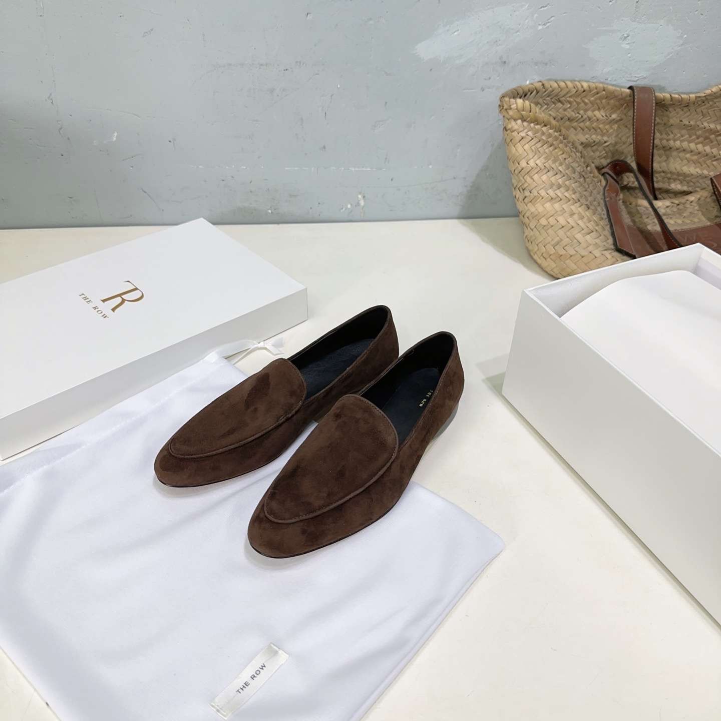 NO:223256,High quality!  Niche trendy brands!  The row25 spring and summer new niche retro simple suede flat loafer shoes. This grandma shoes have a lazy and casual feeling, very casual and fashionable, easy to wear without scratching your feet, continuing the usual minimalist style, without lining structure, the shoe body is extremely light and sticking to the skin, soft and comfortable, and will never scratch your feet. The style is fresh and refined, making people unforgettable. The simpler the shoes are, the more they often test the exquisite workmanship and aesthetic level. They seem to be minimalist, with a connotation and heritage, and the upper is completely hand-sewn!  A truly good shoe can only give you the perfect answer if you put on your feet!  The upper is made of original imported delicate sheepskin/mixed breeding sheepskin inner footbed sheepskin imported from Italy Size: 35-41 (40 41 custom made without return) With original packaging, ballet shoes, loafers, sheepskin, sheep, chamois leather, Leather soles19860909高品质！ 小众潮牌！The row25春夏新品小众复古简约麂皮平底乐福鞋单鞋 此款奶奶鞋有种慵懒随性的感觉,很随意的时髦,好穿不磨脚,延续了一贯的极简风格,无内衬结构,鞋身极其轻便贴肤,柔软舒适,绝对不会磨脚的一款鞋子,款式清新脱俗,让人过目不忘 越是简单的鞋子,往往越是考验做工的考究和美学的水平,看似极简,内涵底蕴,鞋面全手工缝制！真正的好鞋,只有上脚的舒适度才能给你完美答案！ 鞋面采用原版进口细腻羊京/混种羊皮 内里垫脚羊皮 意大利进口真皮大底 码数:35-41（40 41定做不退换） 配原版包装,芭蕾舞鞋,loafers,sheepskin,sheep,chamois leather,Leather soles,Women's Shoes