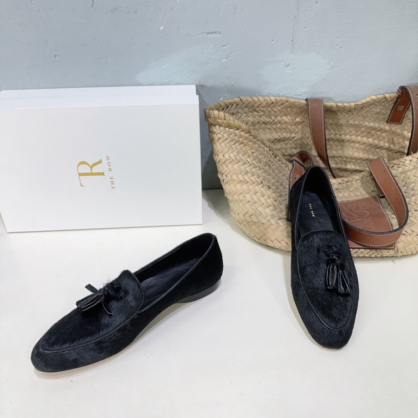 NO:223262,High quality!  Niche trendy brands!  The ro*25 spring and summer new product niche retro simple suede tassel flat loafer shoes. This grandma shoes have a lazy and casual feeling, very casual and fashionable, easy to wear without scratching your feet, continuing the usual minimalist style, without lining structure, the shoe body is extremely light and sticking to the skin, soft and comfortable, and will never scratch your feet. The style is fresh and refined, making people unforgettable. The simpler the shoes are, the more they often test the exquisite workmanship and aesthetic level. They seem to be minimalist, with a connotation and heritage, and the upper is completely hand-sewn!  A truly good shoe can only give you the perfect answer if you put on your feet!  The upper is made of original imported delicate Yangjing/horse wool, inner foot padded sheepskin imported from Italy, imported genuine leather sole Size: 35-41 (40 41 custom made without return) With original packaging, ballet shoes, loafers, sheepskin, sheep, chamois leather, Leather soles19860909高品质！ 小众潮牌！The ro*25春夏新品小众复古简约麂皮流苏平底乐福鞋单鞋 此款奶奶鞋有种慵懒随性的感觉,很随意的时髦,好穿不磨脚,延续了一贯的极简风格,无内衬结构,鞋身极其轻便贴肤,柔软舒适,绝对不会磨脚的一款鞋子,款式清新脱俗,让人过目不忘 越是简单的鞋子,往往越是考验做工的考究和美学的水平,看似极简,内涵底蕴,鞋面全手工缝制！真正的好鞋,只有上脚的舒适度才能给你完美答案！ 鞋面采用原版进口细腻羊京/马毛 内里垫脚羊皮 意大利进口真皮大底 码数:35-41（40 41定做不退换） 配原版包装,芭蕾舞鞋,loafers,sheepskin,sheep,chamois leather,Leather soles,Women's Shoes