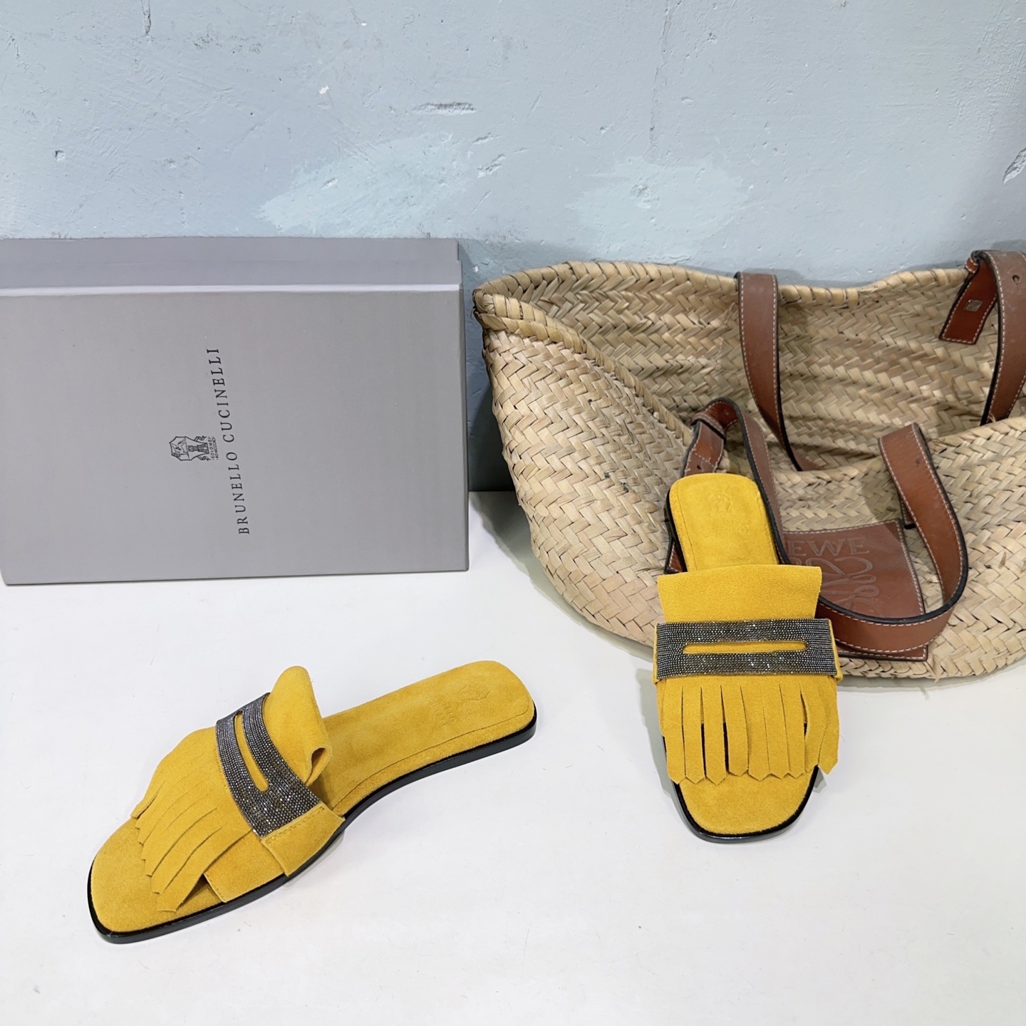 NO:223252,High quality!  Niche trendy brand Brunello Cucinelli - 25 spring and summer bc classic simple tassel steel diamond flat slippers sandals!  Classic inspiration defines the modern and elegant style of this new high-heeled sandal. The delicate imported suede shows a unique mottled pattern, and the ultra-light leather outsole allows you to show your fashionable personality in comfort. It brings you better comfort. It is also a classic shoe that you don’t want to take off when you wear it. The original version is replicated one by one. The upper is imported suede, inner sheepskin, footbed suede, Italian imported original color leather outsole Size: 35-43 (40414243 customized without return) With original packaging, slippers, brunello cucinelli, sandals, slippers, sheepskin, chamois leather, Leather soles19860909高品质！小众潮牌BrunelloCucinelli——25春夏 bc经典简易流苏钢钻平底拖鞋凉鞋！经典灵感定义了这款新高跟凉鞋的现代优雅风格.细腻的进口麂皮上展现着别致的斑驳,与超轻盈的真皮大底,让您在舒适中彰显时尚性格.给您带来更好的舒适度,又是款穿上就不愿脱下的一款经典鞋款,原版一比一复刻. 鞋面采用进口麂皮 内里羊皮,垫脚麂皮 意大利进口原色真皮大底 码数:35-43（40414243订做不退换） 配原版包装,拖鞋,brunello cucinelli,sandals,slippers,sheepskin,chamois leather,Leather soles,Women's Shoes