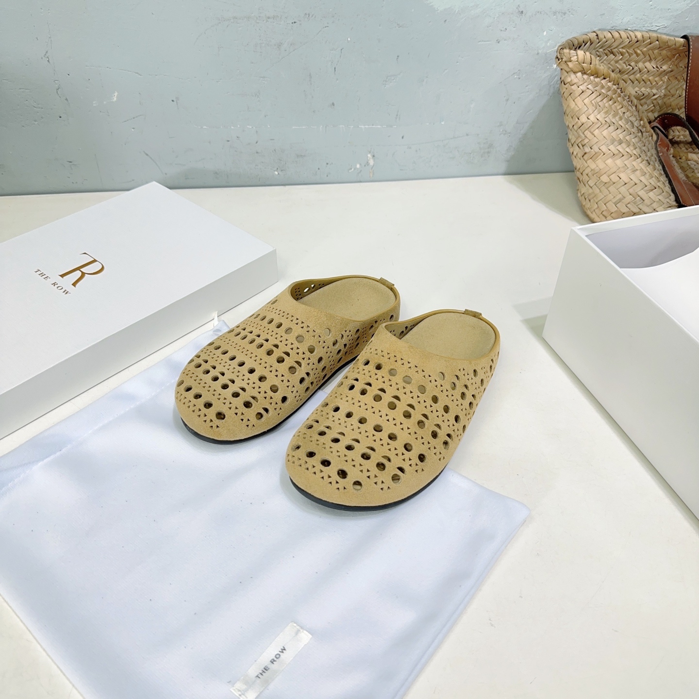 NO:223243,High quality!  The niche trendy brand The Row25 spring and summer new punched naughty Baotou Boken flat slippers, all seasons, fashionable, casual and trendy, simple deep-mouthed muller trailer, this semi-travel is suitable for the essential artifact of all seasons, and the windbreaker is very fashionable and fashionable, and it feels as comfortable and elastic as it feels like it is!  The upper is made of imported delicate suede, inner sheepskin, original open mold rubber outsole. Size: 35-40 (40 custom made without return and exchange) with original packaging, semi-torque, slippers, jeans, sheepskin, chamois leather19860909高品质！小众潮牌The Row25春夏新款冲孔淘气包头博肯平底拖鞋 四季时尚休闲潮流简约深口穆勒拖 ,这款半拖适合四季必备神器随意搭配牛仔裤,风衣都非常时尚洋气 ,上脚就像踩感一样非常舒适Q弹 ！ 鞋面采用进口细腻麂皮 内里羊皮 原版开模橡胶大底 码数:35-40（40定做不退换） 配原版包装,半拖,slippers,jeans,sheepskin,chamois leather,Women's Shoes