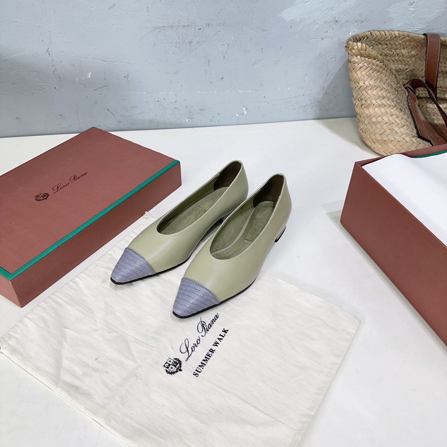 NO:255694,High quality!  Top quality!  Loro Piana 25 Spring and Summer Witch Retro Flat Heel Loafers Single Shoes!  ———————————— LP is the top luxury brand in Italy. It is low-key and luxurious. The design is consistently solid color. Simple, clever details, fresh and refined!  If you don’t want to get a lot of models on the street, you can see this brand, Ins, and Xiaohongshu everywhere!  The original one-to-one-element custom-made upper is made of original top layer of oily calfskin, and imported cashmere in the inner foot pad, with the texture consistent!  Italy imported perm dyed leather outsole Size: 35-40 (40 custom made without return) with original packaging, single shoes, loro piana, loro piana, loafers, cowhide, Leather soles19860909高品质！顶级品质！Loro Piana 乐悠翩雅 25春夏女巫复古平跟乐福鞋单鞋！————————— LP是意大利顶级奢侈品牌 低调奢华 设计都是一贯纯色系 简单、细节巧妙、清新脱俗！ 不想满大街撞款的可以看看这个品牌、ins、小红书随处可见这个品牌的身影 ！原版一比一定制 鞋面采用原版头层油蜡小牛皮 内里垫脚进口羊绒,质感原版一致！ 意大利进口透染真皮大底 码数:35-40 (40定做不退换） 配原版包装,单鞋,loro piana,loro piana,loafers,cowhide,Leather soles,Women's Shoes