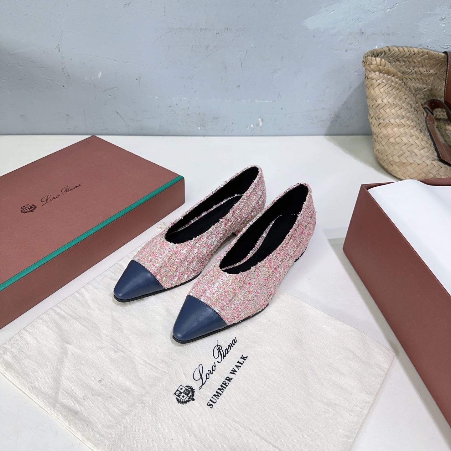 NO:255697,High quality!  Top quality!  Loro Piana 25 Spring and Summer Witch Retro Flat Heel Loafers Single Shoes!  ———————————— LP is the top luxury brand in Italy. It is low-key and luxurious. The design is consistently solid color. Simple, clever details, fresh and refined!  If you don’t want to get a lot of models on the street, you can see this brand, Ins, and Xiaohongshu everywhere!  The original one-to-one-to-order upper uses original high-density canvas, and imported cashmere in the inner footbed, with the original texture consistent!  Italy imported perm dyed leather outsole Size: 35-40 (40 custom made without return) With original packaging, single shoes, loro piana, loro piana, loafers, Leather soles19860909高品质！顶级品质！Loro Piana 乐悠翩雅 25春夏女巫复古平跟乐福鞋单鞋！————————— LP是意大利顶级奢侈品牌 低调奢华 设计都是一贯纯色系 简单、细节巧妙、清新脱俗！ 不想满大街撞款的可以看看这个品牌、ins、小红书随处可见这个品牌的身影 ！原版一比一定制 鞋面采用原版高密度帆布 内里垫脚进口羊绒,质感原版一致！ 意大利进口透染真皮大底 码数:35-40 (40定做不退换） 配原版包装,单鞋,loro piana,loro piana,loafers,Leather soles,Women's Shoes