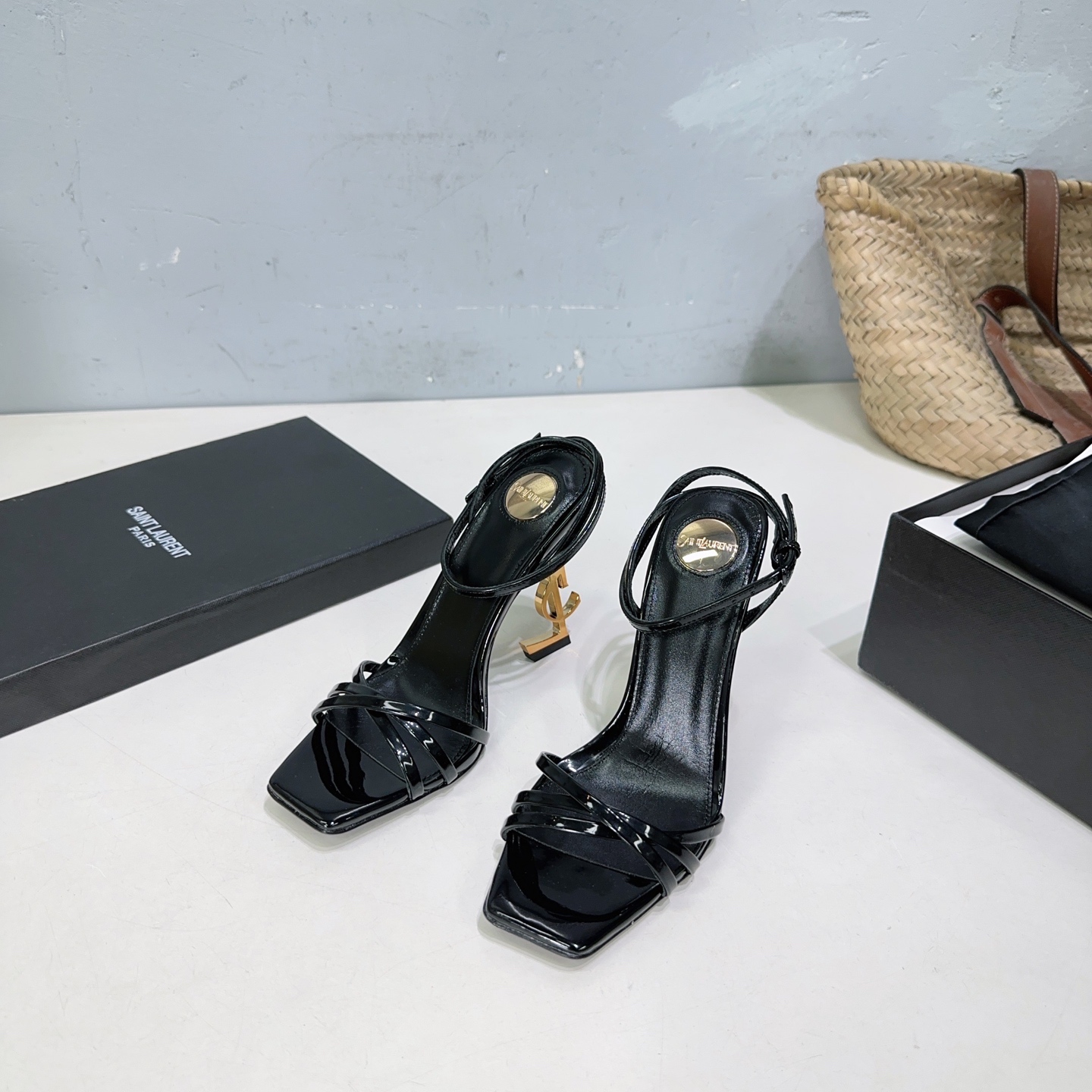 NO:255683,High quality!  SAINT LAURENT Saint Laurent 25aw Spring and Summer YSL catwalk simple strap high heel sandals!  Classic YSL metal and summer goddess must-have items!  Extreme elegance, exquisite and fashionable upper is imported calf patent leather/silk satin inner foot pad sheepskin imported from Italy Heel height: 10cm Size: 35-42 (40 41 42 custom made without return) With original packaging, sandals, saint laurent, saint laurent, saint laurent, saint laurent, sandals, sheepskin, real silk, silk fabric, Leather soles19860909高品质！SAINT LAURENT圣罗兰25aw春夏YSL走秀款简易带子高跟凉鞋！ 经典YSL金属跟夏季女神必备单品！ 优雅极致 精致时髦精 鞋面采用进口小牛漆皮/真丝绸缎 内里垫脚羊皮 意大利进口真皮大底 跟高:10cm 码数:35-42（40 41 42定做不退换） 配原版包装,凉鞋,saint laurent,saint laurent,saint laurent,sandals,sheepskin,real silk,silk fabric,Leather soles,Women's Shoes