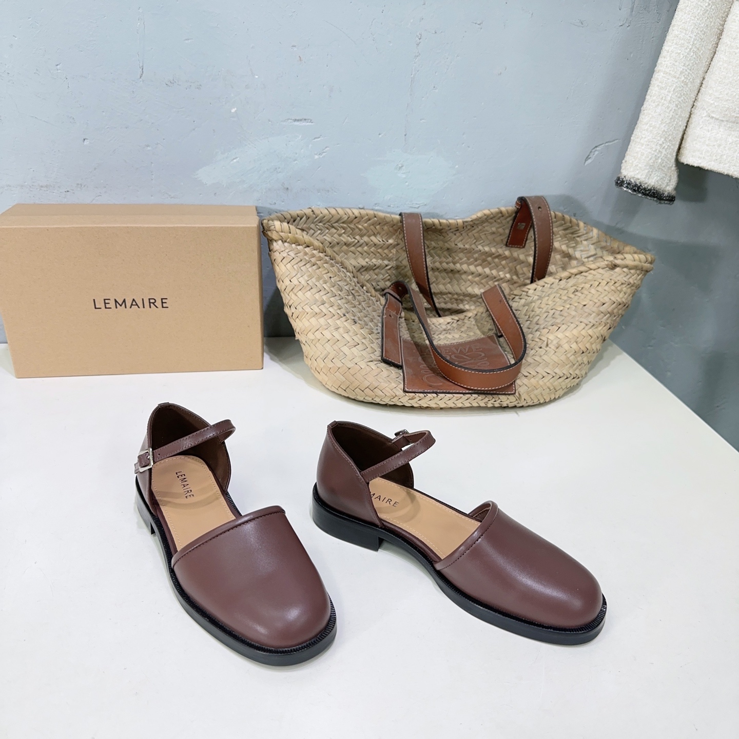 NO:259876,High quality!  Niche trendy brand lemaire 2025 spring and summer new round toe thick heel minimalist high-end Mary Jane hollow bag-toe sandals!  This pair of heat explodes directly. It’s a beautiful pair!  Very simple and casual, low-key and tasteful, exuding a charming temperament everywhere!  I really like a pair of high-end and practical shoes that are expressed in this casual and lazy way!  The upper is made of imported calfskin, inner foot padding, water-dyed sheepskin, imported from Italy, imported original color, thick leather outsole, size: 35-40 (40 custom made, no return or exchange) with original packaging, sandals, sandals, mary jane, cowhide, sheepskin, Leather soles19860909高品质！小众潮牌lemaire 2025春夏新款圆头粗跟极简高级玛丽珍中空包头凉鞋！ 这双热度直接爆炸啦 太好看的一双啦！极简随意,低调有品,处处散发着迷人的气质！ 一双高级又实用的好鞋用这种随意又慵懒的方式表达出来,我真的超级喜欢！ 鞋面采用进口小牛皮 内里垫脚水染羊皮 意大利进口原色加厚真皮大底 码数:35-40（40定做不退换） 配原版包装,凉鞋,sandals,mary jane,cowhide,sheepskin,Leather soles,Women's Shoes