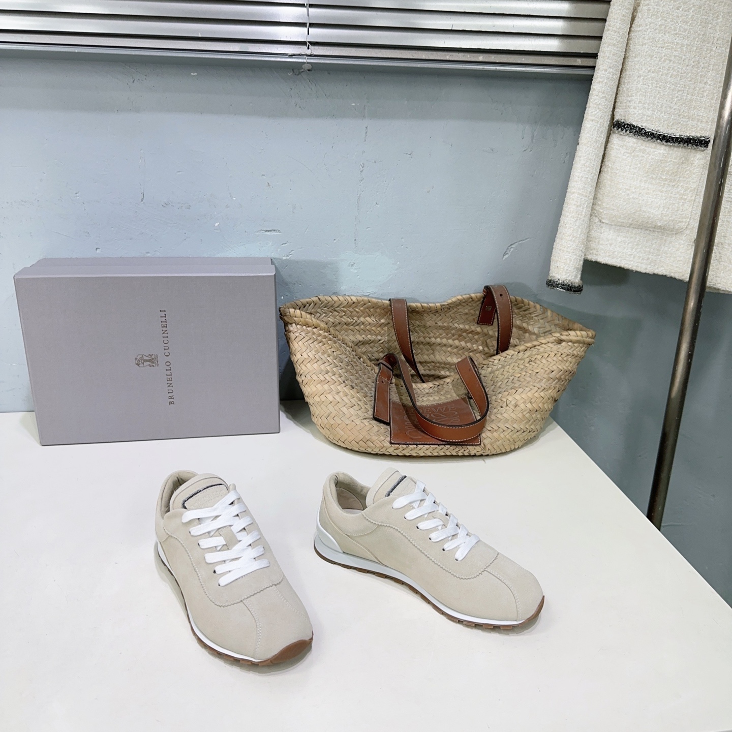 NO:255679,High quality!  Top quality [brunellocucinelli] BC25 spring and summer new new women's Forrest Gump casual sneakers (decorative beaded sneakers) Original one-to-one replica high mercerized beef reverse velvet and sheepskin splicing special materials. It is matched with hardware chains and does not fade, and the hardware ruler has no bubbles. The upper is imported beef reverse velvet, inner foot pad sheepskin high-density elastic latex (high elastic latex insole) Original TPR foamed sole Light and comfortable Size: 35-40 (40 customized, non-returnable) With original packaging, casual shoes/sports shoes, brunello cucinelli, sneakers, sheepskin19860909高品质！顶级品质【brunellocucinelli】BC25春夏新款新品女士阿甘休闲运动鞋（装饰镶珠运动鞋） 原版一比一复刻高丝光牛反绒、羊皮拼接特殊材料 搭配五金链条不掉色,五金尺无气泡. 鞋面采用进口牛反绒 内里垫脚羊皮 垫脚高密度弹力乳胶（高弹力乳胶鞋垫） 原版TPR发泡大底 轻便舒适 码数:35-40（40 定做不退换） 配原版包装,休闲鞋/运动鞋,brunello cucinelli,sneakers,sheepskin,Women's Shoes