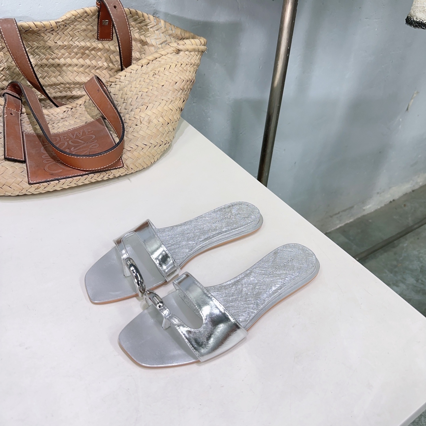 NO:259874,High quality!  Niche trendy brand TORY BURCH25 spring and summer show hardware buckle small heel flat slippers!  Can be salty or sweet!  It has a very contemporary retro flavor~~ It is comfortable and fashionable and playful, and the foot feel is as comfortable as you would never think of. The upper is imported mixed-bred sheepskin, inner foot padded sheepskin Italian leather outsole, texture can be seen everywhere. Size: 35-41 (40 41 custom made without return) With original packaging, slippers, burberry, mary jane, slippers, sheepskin, Leather soles19860909高品质！小众潮牌TORY BURCH25春夏秀款五金扣小坡跟平底拖鞋！可盐可甜！就很有当代的复古那味儿～～ 既舒适又有玛丽珍的时髦俏皮 脚感是你们想不到的舒适不刮脚 鞋面采用进口混种羊皮 内里垫脚羊皮 意大利真皮大底 质感随处可见 码数:35-41（40 41定做不退换） 配原版包装,拖鞋,burberry,mary jane,slippers,sheepskin,Leather soles,Women's Shoes