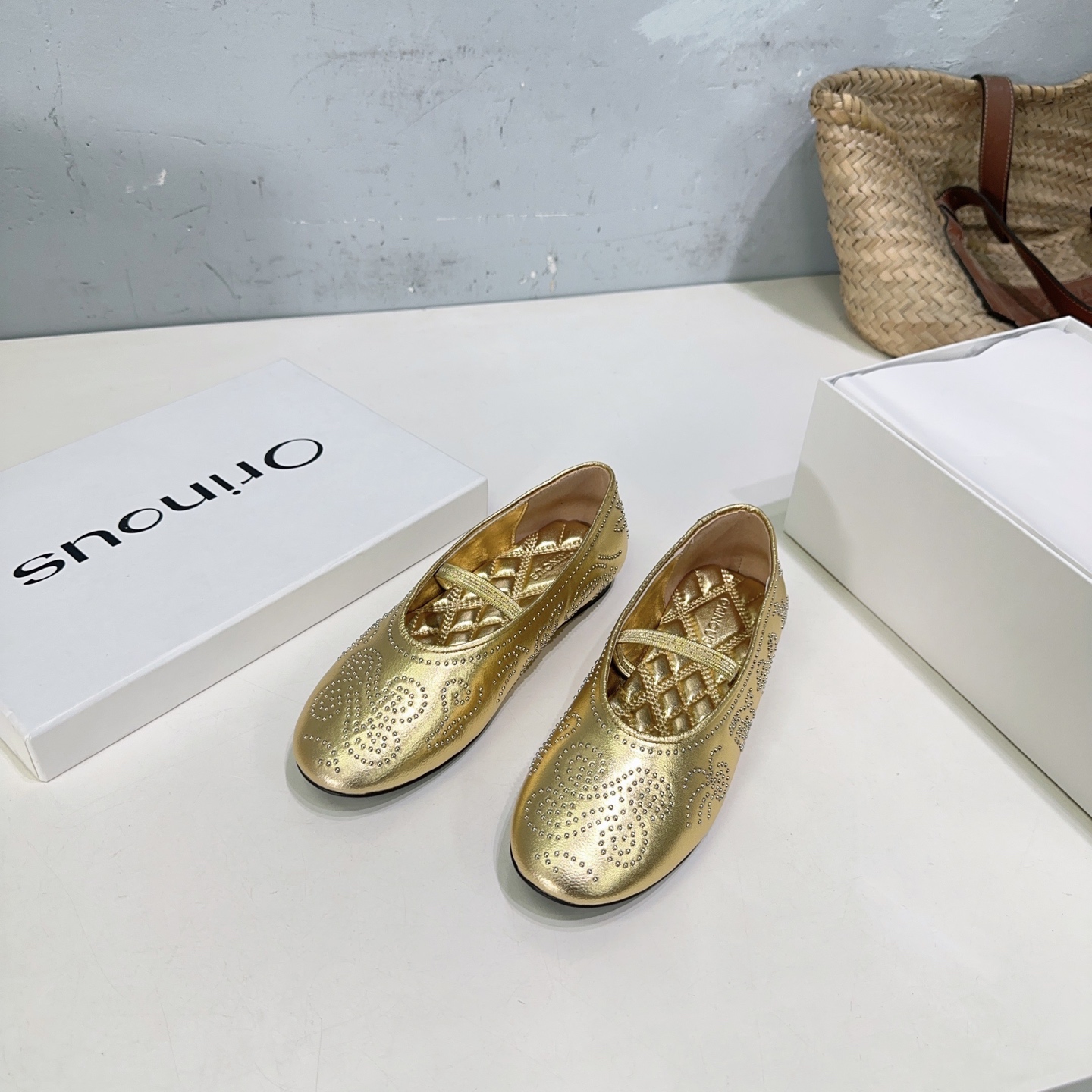 NO:259870,High quality!  Top quality Orinous round-toe flat-tooth Mary Jane ballet shoes!  Pure handmade flowers hitting nails, a perfect fusion of fashion and elegance. The simple upper is embellished with exquisite dotted patterns, like stars falling. Classic Mary Jane belt design, full of retro charm, easy to grasp the fashionable atmosphere. The upper is imported mixed-bred sheepskin, inner footbed sheepskin, original molded rubber outsole. Size: 35-41 (40 41 custom made without return) with original packaging, ballet shoes, mary jane, sheepskin19860909高品质！顶级品质Orinous 圆头平底玛丽珍芭蕾舞单鞋！ 纯手工花朵撞钉 时尚与优雅的完美融合 简约鞋面以精致点状花纹点缀 宛如繁星洒落 经典玛丽珍带设计 复古韵味十足 轻松拿捏时髦氛围感 鞋面采用进口混种羊皮 内里垫脚羊皮 原版开模橡胶大底 码数:35-41（40 41定做不退换） 配原版包装,芭蕾舞鞋,mary jane,sheepskin,Women's Shoes