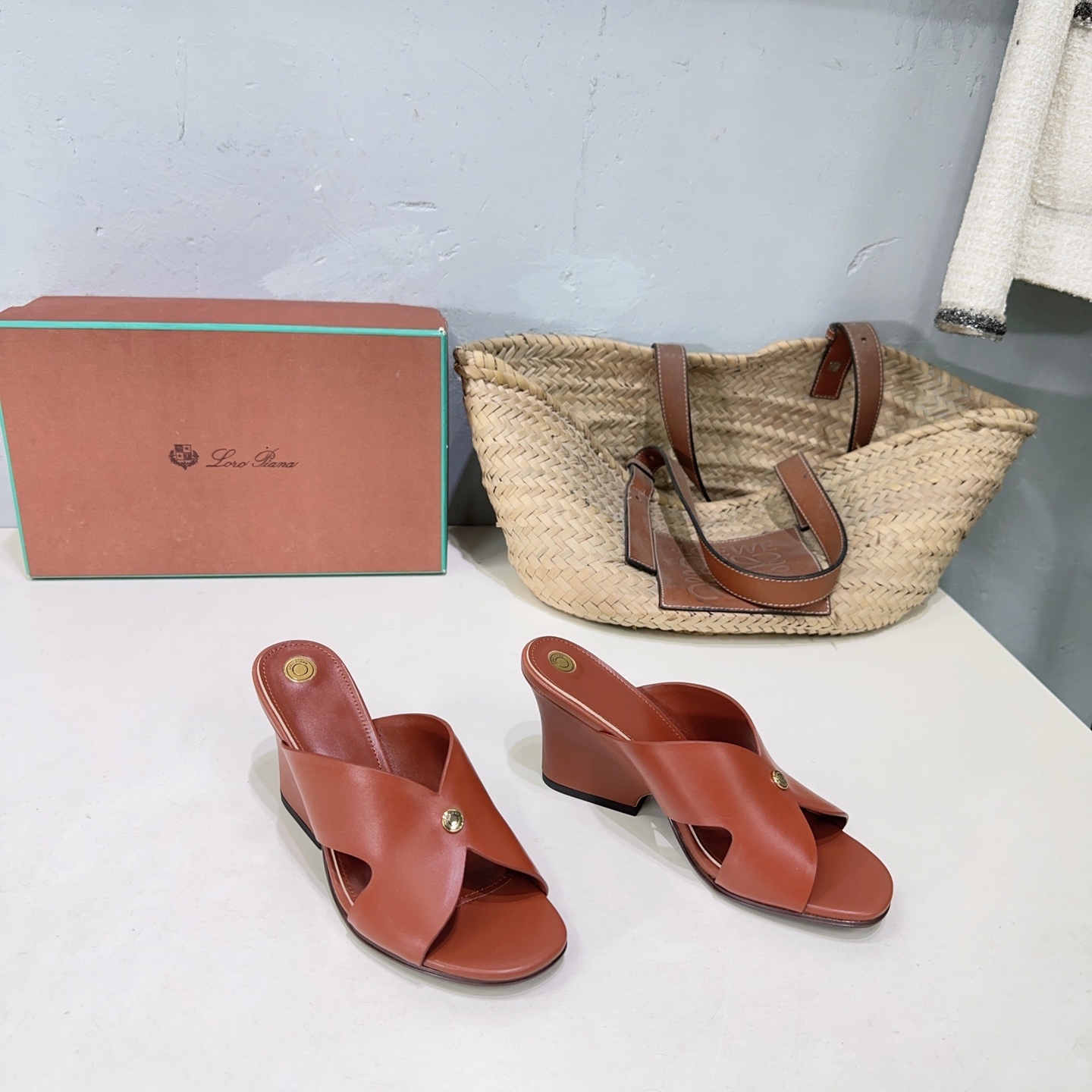 NO:259868,High quality!  Niche trendy brand Loro Piana/ LP 55 Spring and Summer This retro and beautiful flat-soled wedge simple slippers!  Simple and instant fashion, relaxed and high-end sense, fashion darling, look at it, it is a new favorite in the fashion circle, simple and unique design, revealing a lazy summer atmosphere, classic logo, metal buckle elements on the upper, elegant and playful, must-have for fashionable, feel the summery sense of high-end outfit~ The upper uses original imported calfskin, inner footbed sheepskin, imported Italian original color genuine leather outsole Heel height: flat sole, 9cm, two heights, size 35-39 (40/41 custom made without return and exchange) With original packaging, slippers, loro piano, loro piano, slippers, cowhide, sheepskin, Leather soles19860909高品质！小众潮牌Loro Piana/ LP 55春夏这款复古绝美平底坡跟简易拖鞋！ 简约即时髦 松弛的高级感 时尚宠儿看过来 简直是时尚圈新宠 简易设计独特 透着夏日慵懒氛围 鞋面经典logo金属标扣元素巧妙点缀 优雅又俏皮 时髦精必备 感受夏日感高级穿搭~ 鞋面采用原版进口小牛皮 内里垫脚羊皮 意大利进口原色真皮大底 跟高:平底、9cm 两高度 码数35-39（40/41定做不退换） 配原版包装,拖鞋,loro piana,loro piana,slippers,cowhide,sheepskin,Leather soles,Women's Shoes