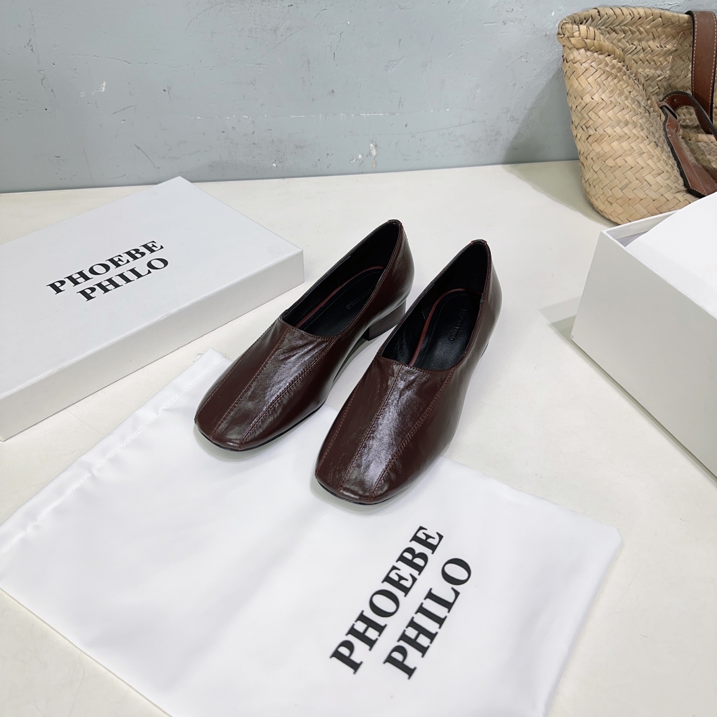 NO:259883,High quality!  Niche trendy brand Phoebe Philo25 spring and summer round head flat heel shoes!  Low-key and simple style. This heel full of architectural beauty has unique lines and geometric shapes. Modern and simple. Fashion darlings are simply the new favorite in the fashion circle. The unique design exudes a lazy summer atmosphere. The silver metal pin buckle elements are cleverly embellished. Elegant and playful. A must-have for fashionable things!  The upper is made of imported mixed-bred sheepskin, inner footbed sheepskin imported from Italy, imported genuine leather sole Size: 35-41 (40 41 custom made without return) With original packaging, high heels, high heels, sheepskin, Leather soles19860909高品质！小众潮牌Phoebe Philo25春夏圆头平跟单鞋！低调和简约风格 这样充满建筑美感的鞋跟别具线条和几何形态.摩登而又简单. 时尚宠儿看过来 简直是时尚圈新宠 设计独特 透着夏日慵懒氛围 银色金属针扣元素巧妙点缀 优雅又俏皮 时髦精必备！ 鞋面采用进口混种羊皮 内里垫脚羊皮 意大利进口真皮大底 码数:35-41（40 41定做不退换） 配原版包装,高跟鞋,high heels,sheepskin,Leather soles,Women's Shoes