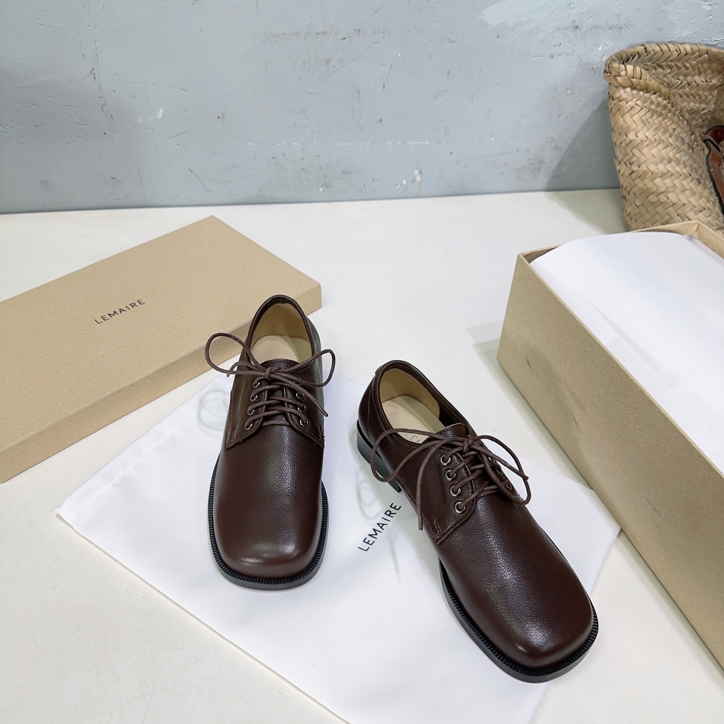 NO:259866,High quality!  Niche trendy brand Lemaire 2025 spring and summer new lace-up neutral leather shoes square toe loafers!  A pair of super comfortable derby shoes!  Love for lemaire's derby shoes at first sight, and you will never forget them. The back foot is made of sponge pads and feet are comfortable, and it is said to be a shoe that can be worn out. The upper is made of mixed-bred sheepskin, inner foot padded cowhide, Italian imported genuine leather sole Size: 35~40 (40 is not returned or exchanged) With original packaging, high heels, loafers, high heels, cowhide, sheepskin, Leather soles19860909高品质！小众潮牌Lemaire 2025春夏新款系带款中性小皮鞋方头乐福鞋！一双超级舒服的德比鞋！ 对lemaire的德比鞋一见钟情,念念不忘必有回响.后脚做了海绵垫上脚舒适,据说是可以暴走的鞋子. 鞋面采用混种羊皮 内里垫脚牛皮 意大利进口真皮大底 码数:35~40（40定不退换） 配原版包装,高跟鞋,loafers,high heels,cowhide,sheepskin,Leather soles,Women's Shoes