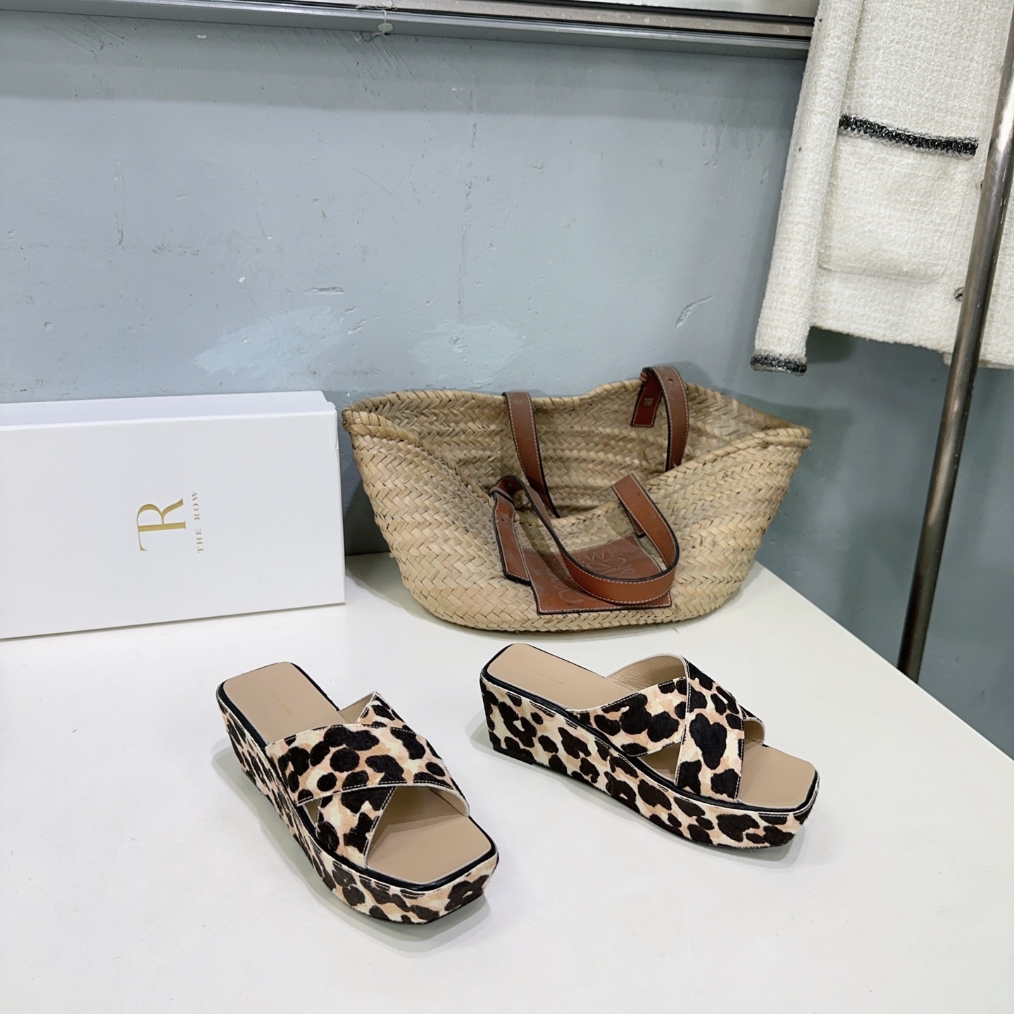 NO:259792,High quality!  Niche trendy brand THE ROW25 spring and summer new style thick water table simple square-toe slippers sandals!  A young brand from the United States, needless to say, is one of the most popular brands in the past two years. The spring and summer season is coming. I feel like sandals are about to become popular!  Whether it is paired with jeans, linen leg pants or skirts, it can be very eye-catching!  A pair must be purchased!  The upper is made of original horsehair, inner footbed sheepskin, imported genuine leather sole from Italy, thickness: about 9cm, size: 35-40 (40 custom made, no return or exchange) with original packaging, slippers, sandals, slippers, skirts, jeans, sheepskin, Leather soles19860909高品质！小众潮牌THE ROW25春夏新款厚水台简易方头拖鞋凉鞋！来自美国的年轻品牌,这不用多说,是近两年最火之一的品牌,春夏的季节就要到了 凉鞋我感觉即将要爆火！无论是配牛仔裤,亚麻腿裤还是裙子都可以很亮眼！必须入手一双！ 鞋面采用原版马毛 内里垫脚羊皮 意大利进口真皮大底 底厚:约9cm 码数:35-40（40订做不退换） 配原版包装,拖鞋,sandals,slippers,skirts,jeans,sheepskin,Leather soles,Women's Shoes