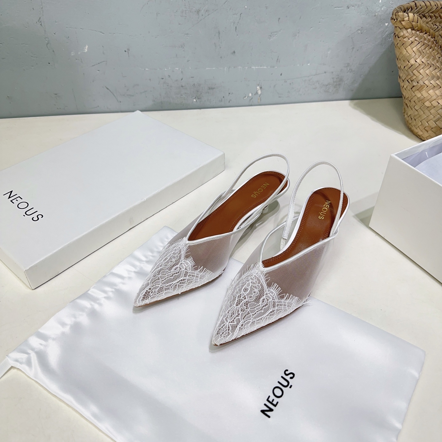 NO:259815,High quality!  Niche trendy brand NEOUS 25 spring and summer lace mesh cat heel pointed sandals!  Comfortable and fashionable shoes are never too many. Neous, a niche shoe brand from London, can easily meet the needs of girls. It is fashionable and versatile, looks slim and tall, and the cat heel design is more stable when walking. Mesh lace design is playful and cute. The foot mat has a good texture, strong skin-friendly feeling, breathable, moisture-absorbing, delicate and dry, and is not stuffy with the feet. This is a pair of shoes that can be remembered at one glance, simple and fashionable. The upper is made of original imported mesh fabric, inner foot cushion sheepskin, imported Italian original color genuine leather outsole Heel height: 3.5cm Size: 35-40 (40 custom made without return) with original packaging, sandals, sandals, sheepskin, Leather soles19860909高品质！小众潮牌NEOUS 25春夏蕾丝网纱猫跟尖头凉鞋！ 舒适又时髦的鞋子永远不嫌多,来自伦敦的小众鞋履品牌 Neous便能轻松满足女生们的需求. 时尚百搭,显得身材苗条高挑,猫跟设计行走间更加稳固. 网纱蕾丝设计 俏皮可爱 脚垫质感好,亲肤感强,透气吸湿细腻干爽,贴肤不闷脚. 这是一双一眼就能够让人记住的鞋子,简约中不失时尚感. 鞋面采用原版进口网纱面料 内里垫脚羊皮 意大利进口原色真皮大底 跟高:3.5cm 码数:35-40（40定做不退换） 配原版包装,凉鞋,sandals,sheepskin,Leather soles,Women's Shoes