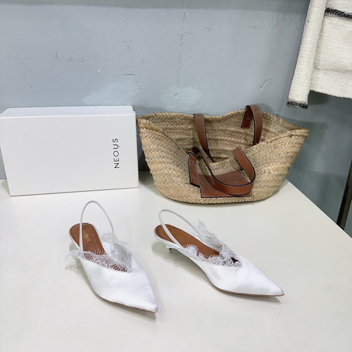 NO:259817,High quality!  Niche trendy brand NEOUS25 spring and summer silk satin lace cat heel pointed sandals!  Comfortable and fashionable shoes are never too many. Neous, a niche shoe brand from London, can easily meet the needs of girls. It is fashionable and versatile, looks slim and tall, and the cat heel design is more stable when walking. Lace design is playful and cute. The foot mat has a good texture, strong skin-friendly feeling, breathable, moisture-absorbing, delicate and dry, and is not stuffy with the feet. This is a pair of shoes that can be remembered at one glance, simple and fashionable. The upper is made of original imported silk satin/suede, inner foot cushion sheepskin, imported Italian original color genuine leather outsole Heel height: 3.5cm Size: 35-40 (40 custom made without return) with original packaging, sandals, sandals, sheepskin, real silk, silk fabric, chamois leather, Leather soles19860909高品质！小众潮牌NEOUS25春夏真丝绸缎蕾丝边猫跟尖头凉鞋！ 舒适又时髦的鞋子永远不嫌多,来自伦敦的小众鞋履品牌 Neous便能轻松满足女生们的需求. 时尚百搭,显得身材苗条高挑,猫跟设计行走间更加稳固. 蕾丝边设计 俏皮可爱 脚垫质感好,亲肤感强,透气吸湿细腻干爽,贴肤不闷脚. 这是一双一眼就能够让人记住的鞋子,简约中不失时尚感. 鞋面采用原版进口真丝绸缎/麂皮 内里垫脚羊皮 意大利进口原色真皮大底 跟高:3.5cm 码数:35-40（40定做不退换） 配原版包装,凉鞋,sandals,sheepskin,real silk,silk fabric,chamois leather,Leather soles,Women's Shoes