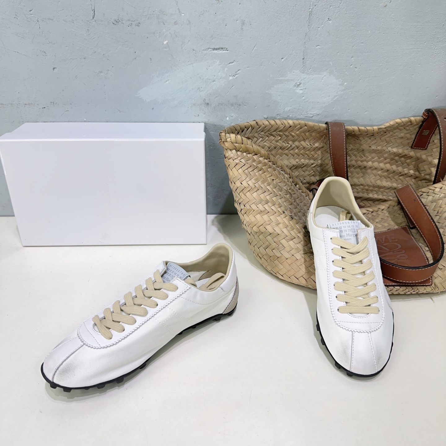 NO:259812,High quality!  Top quality Maison Margiela 25 spring and summer mm6 retro old German training casual shoes Forrest Gump casual shoes biscuit shoes!  Sprinters sneakers are made of old-fashioned nylon and retro-tree suede, inspired by retro running shoes. Through old-fashioned, stitching, splicing and other processes, they give the item a new life and beauty. The tongue is decorated with a classic digital logo, paired with an anti-slip nail sole, and the tail is decorated with an iconic white stitching logo, full of craftsmanship. The upper is imported beef reverse velvet, inner foot pad sheepskin, original open mold rubber outsole. Size: 35-40 (40 custom made without return) with original packaging, casual shoes/sports shoes, masion margiela, sneakers, sheepskin, chamois leather19860909高品质！顶级品质Maison Margiela 25春夏mm6复古做旧德训休闲鞋阿甘休闲鞋饼干鞋！Sprinters运动鞋轮廓采用做旧感尼龙与复古处理麂皮制成,灵感来源于复古跑鞋.通过做旧、缝线、拼接等工艺,赋予单品新的生命和美感 ,舌头饰有经典的数字标志,搭配有防滑的钉状鞋底,鞋尾饰有标志性的白色缝线logo,充满工艺感 鞋面采用进口牛反绒 内里垫脚羊皮 原版开模橡胶大底 码数:35-40（40定做不退换） 配原版包装,休闲鞋/运动鞋,masion margiela,sneakers,sheepskin,chamois leather,Women's Shoes