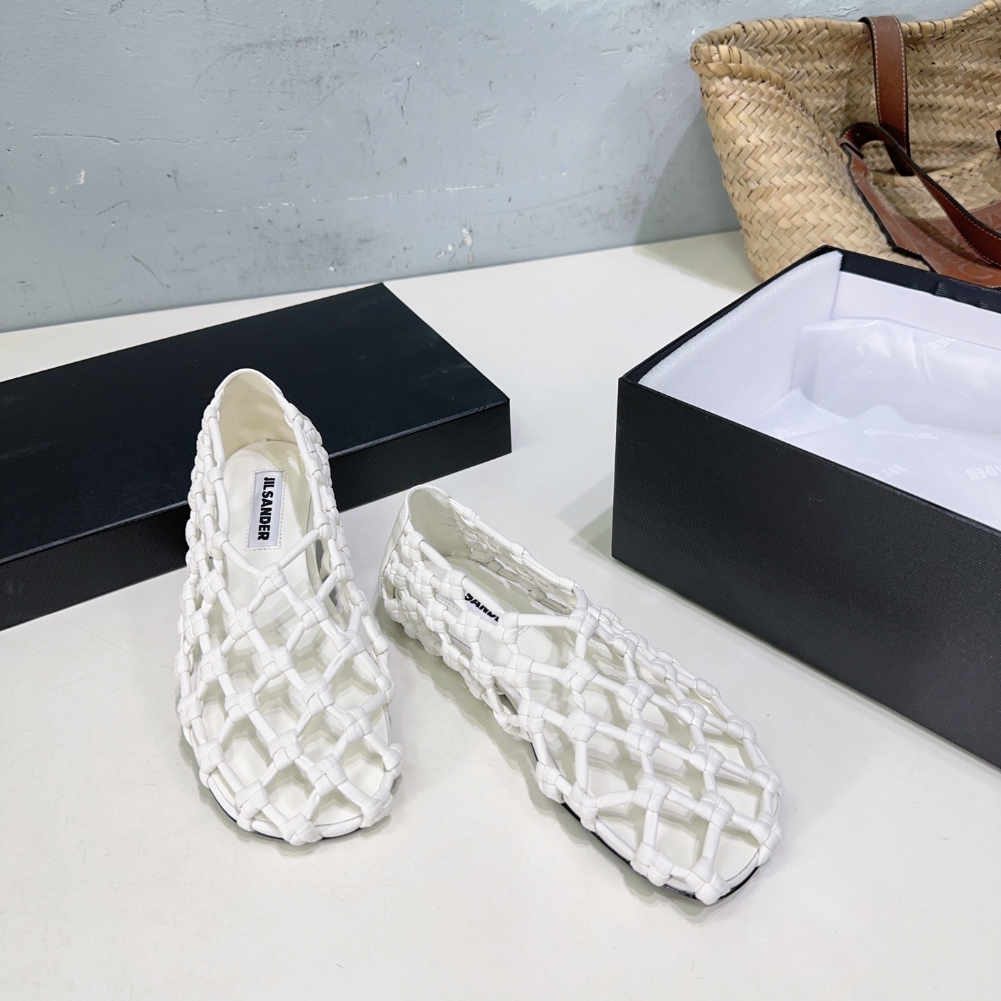 NO:259806,High quality!  Niche trendy brand Jilsander 25 spring and summer new simple braided rope knot hollow flat-sole shoes!  The bright style is in front of you. The summer atmosphere is strong. The soft leather looks more noble when worn. The simple and fashionable style is perfect for everything. The old money style is full of style!  A must-have fashion matching item in summer!  Upper sheepskin braided footbed sheepskin imported from Italy Size: 35-40 (40 custom made without return) With original packaging, ballet shoes, jil sander, jil sander, sheepskin, Leather soles19860909高品质！小众潮牌Jilsander 吉尔桑达25春夏新款简易编织绳结镂空平底单鞋！ 眼前一亮的款式 夏日氛围浓厚 软糯的皮子穿起来更显高贵 简约时髦的风格搭配啥都是满分的存在 老钱风满满！夏天必备时尚搭配单品！ 鞋面羊皮编织 垫脚羊皮 意大利进口真皮大底 码数:35-40（40 订做不退换） 配原版包装,芭蕾舞鞋,jil sander,jil sander,sheepskin,Leather soles,Women's Shoes