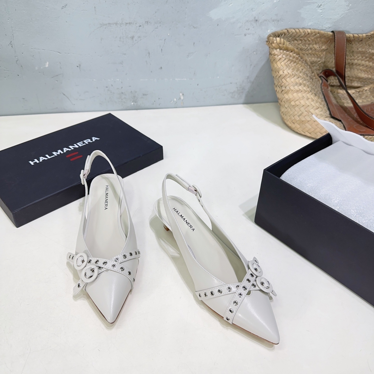 NO:259881,High quality!  Niche trend brand HALMANERA 25 spring and summer new cat heel pointed buckle hollow sandals!  Super comfortable sandals!  The stylish and stylish taste of people with little thought to take off as soon as they get on!  The work is exquisite, both in terms of craftsmanship and comfort, and it is a superb one!  The work is exquisite, both in style and comfort, and it is a superb one!  The upper is made of mixed-bred sheepskin, inner footbed sheepskin imported from Italy, genuine leather outsole, heel height: 3.5cm, size: 35-41 (40 41 custom made without return) with original packaging, sandals, sandals, sheepskin, Leather soles19860909高品质！小众潮牌HALMANERA25春夏新款猫跟尖头扣带后空凉鞋！超级舒服的一款凉鞋！个性十足的潮味、让人一上脚就基本没有想脱下来的节奏！精工细作,无论是工艺上的还是舒适度,都是超级棒的一款！精工细作,无论是款式还是舒适度,都是超级棒的一款！ 鞋面采用混种羊皮 内里垫脚羊皮 意大利进口真皮大底 跟高:3.5cm 码数:35-41（40 41定做不退换） 配原版包装,凉鞋,sandals,sheepskin,Leather soles,Women's Shoes