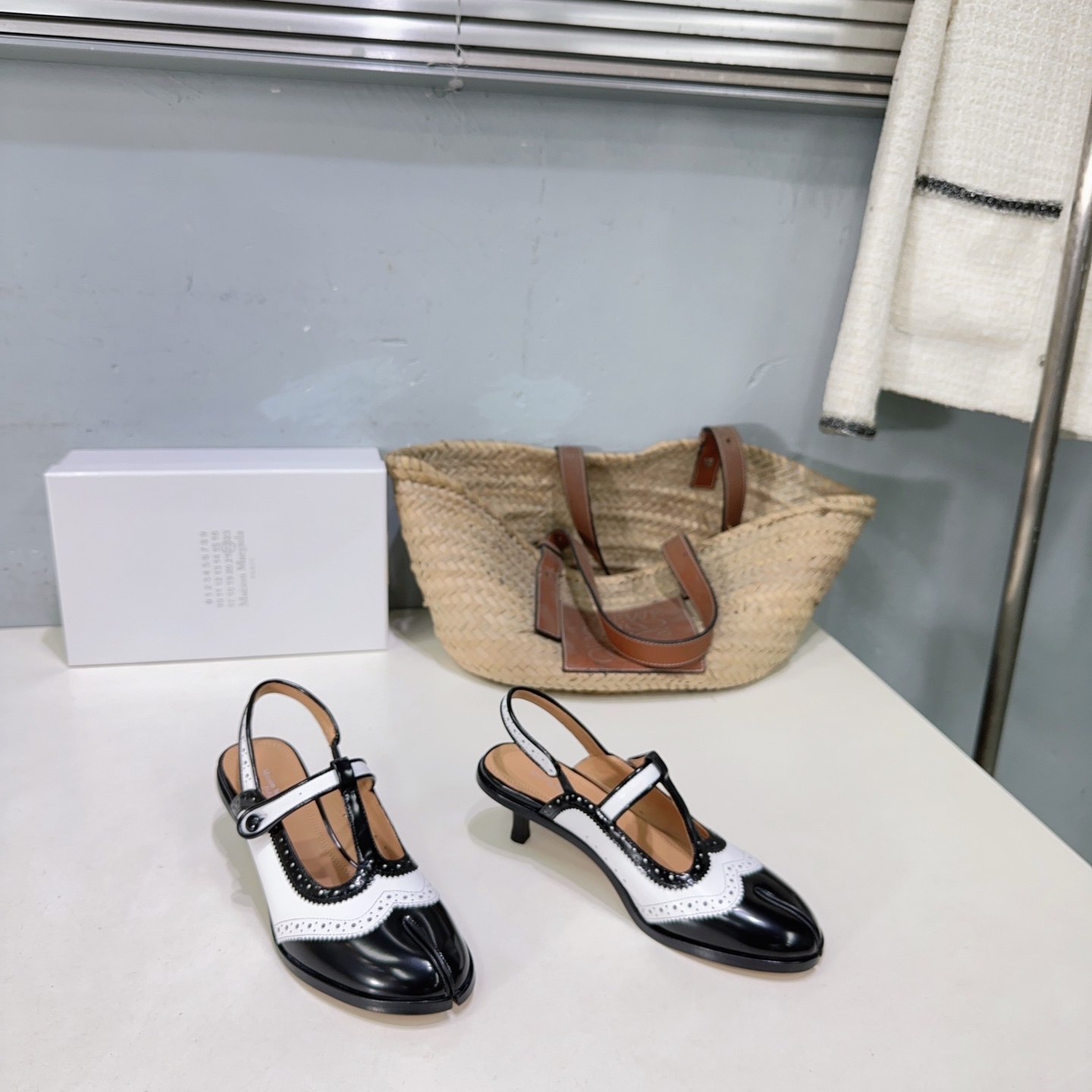 Maison Margiela Margilla 25 Spring/Summer Sandals: High-Quality, Sporty Design, Perforated Leather. - 图片 1