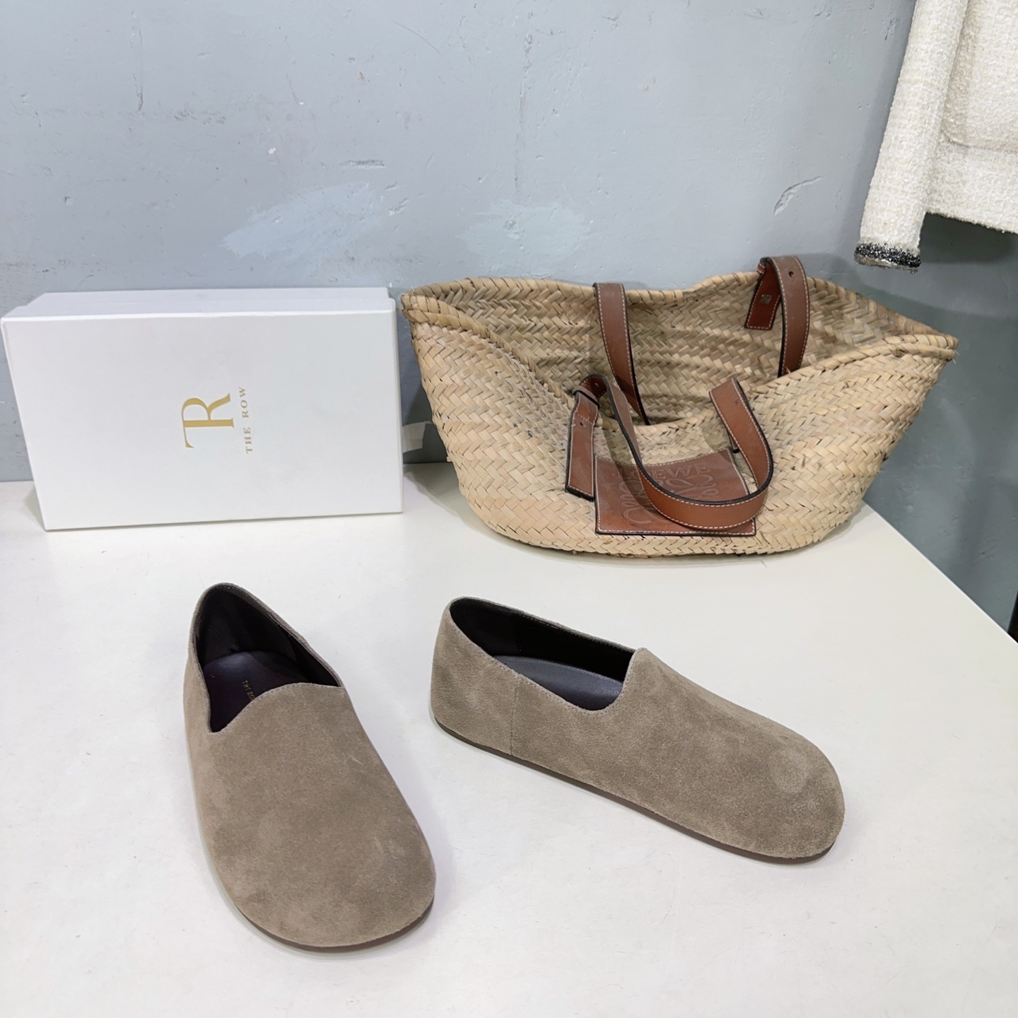 NO:259873,High quality!  Niche trendy brand The Row spring and summer new round-toe bread shoes!  Cocoa lovely minimalist style, delicate and high-end textured leather, round shoe shape, one-step design, casual and comfortable, the upper is imported elephant pattern cowhide/cow back velvet inner sheepskin original open mold rubber outsole Size: 35-40 (40 custom made without return) with original packaging, loafers, loafers, cowhide, sheepskin19860909高品质！小众潮牌 The Row春夏新品圆头面包鞋！ 可可爱爱 极简风 质感皮革细腻高级 圆润鞋型 一脚蹬设计 随性又自在 鞋面采用进口大象纹牛皮/牛反绒 内里羊皮 原版开模橡胶大底 码数:35-40（40定做不退换） 配原版包装,乐福鞋,loafers,cowhide,sheepskin,Women's Shoes