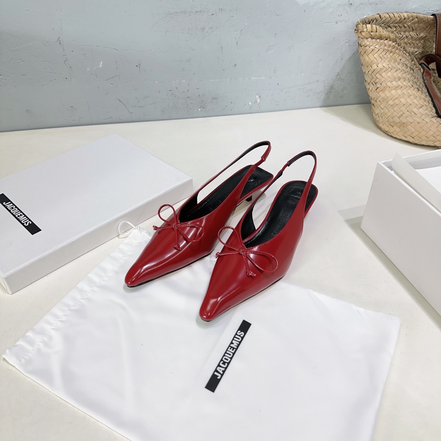 NO:381985,High quality!  Niche trendy brand Jacquemus 25 spring and summer new simple bow pointed kitten heel empty sandals!  The small square head is designed with a bow. It is novel, fashionable and generous, sexy and elegant, showing the lines of the feet, with a skinny and beautiful visual effect, and is a very versatile fashion item!  Minimalist and elegant, super good-looking, just right square head, small square heel, and easy to walk!  It can attack and defend, and it can be both fashionable and comfortable, which is perfect!  !  The upper is made of imported open-edged calfskin, inner footbed sheepskin, imported Italian genuine leather outsole, heel height: 3.5cm Size: 35-41 (40 41 custom made without return) With original packaging, sandals, sandals, cowhide, sheepskin, Leather soles19860909高品质！小众潮牌Jacquemus 25春夏新款简易蝴蝶结尖头小猫跟后空凉鞋！ 小方头搭配蝴蝶结设计 新颖时尚大方,性感不失优雅,很显脚部线条,附有骨感美的视觉效果,非常百搭的时尚单品！ 极简优雅·超级好看,恰到好处的方头,小方跟,又稳好走！可攻可守·时髦舒适皆能兼得,实属完美！！ 鞋面采用进口开边珠小牛皮 内里垫脚羊皮 意大利进口真皮大底 跟高:3.5cm 码数:35-41（40 41定做不退换） 配原版包装,凉鞋,sandals,cowhide,sheepskin,Leather soles,Women's Shoes