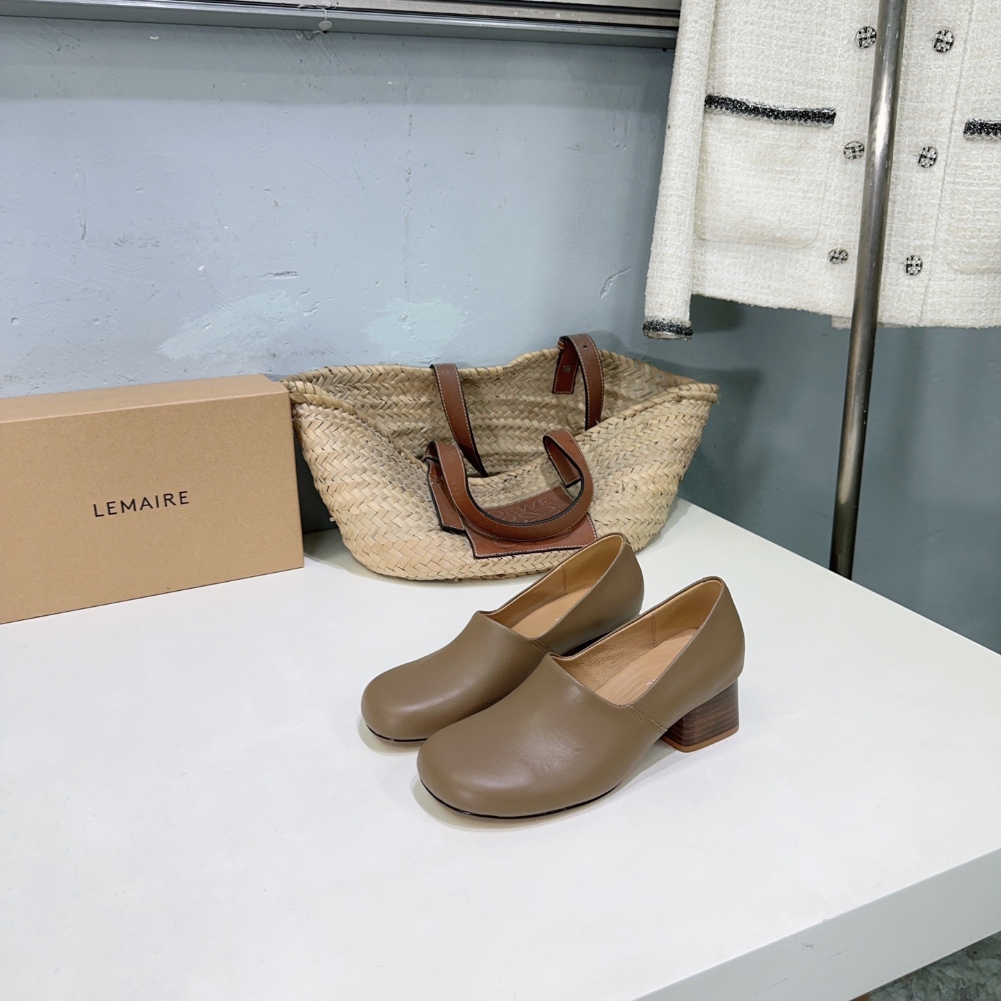 NO:392764,High quality!  Niche trendy brand lemaire 2025 spring and summer new round toe thick heel simple Mary Jane high-end single shoes loafers!  This pair of heat explodes directly. It’s a beautiful pair!  Very simple and casual, low-key and tasteful, exuding a charming temperament everywhere!  I really like a pair of high-end and practical shoes that are expressed in this casual and lazy way!  The upper is made of imported calfskin, inner foot pad, water-dyed sheepskin, imported Italian original color genuine leather outsole, heel height: about 4.5cm, size: 35-41 (41 custom made without return) with original packaging, loafers, loafers, mary jane, cowhide, sheepskin, Leather soles19860909高品质！小众潮牌lemaire 2025春夏新款圆头粗跟简约玛丽珍高级单鞋乐福鞋！ 这双热度直接爆炸啦 太好看的一双啦！极简随意,低调有品,处处散发着迷人的气质！ 一双高级又实用的好鞋用这种随意又慵懒的方式表达出来,我真的超级喜欢！ 鞋面采用进口小牛皮 内里垫脚水染羊皮 意大利进口原色真皮大底 跟高:约4.5cm 码数:35-41（41定做不退换） 配原版包装,乐福鞋,loafers,mary jane,cowhide,sheepskin,Leather soles,Women's Shoes