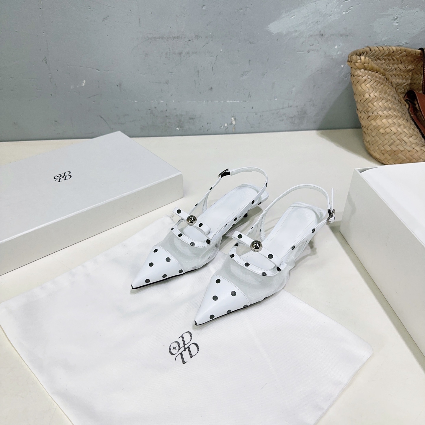 Glamorous Sandal Collection: High-Quality, Leg-Stretching Design with Oxen Skin Details