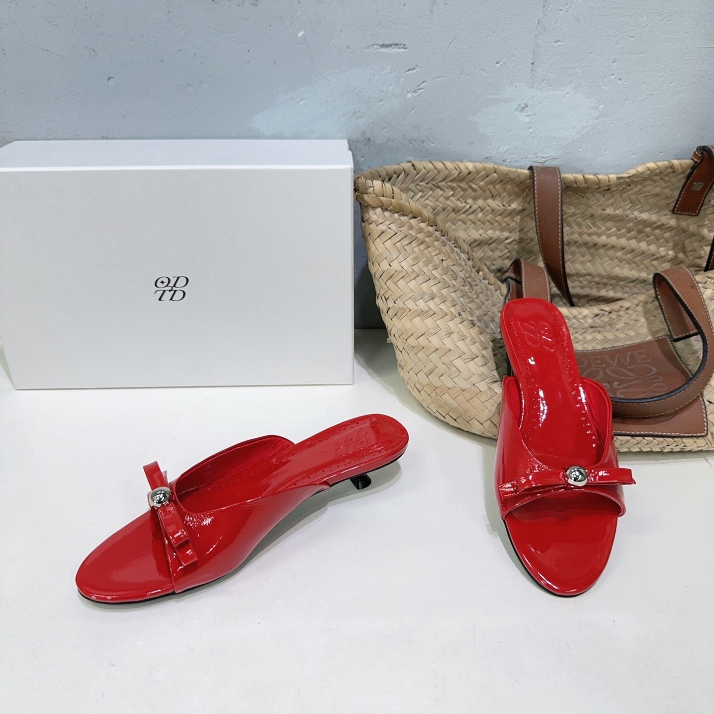 “High-Quality Metal Ball Slipper: Glamorous Cat Sandal for Spring and Summer” - 图片 2