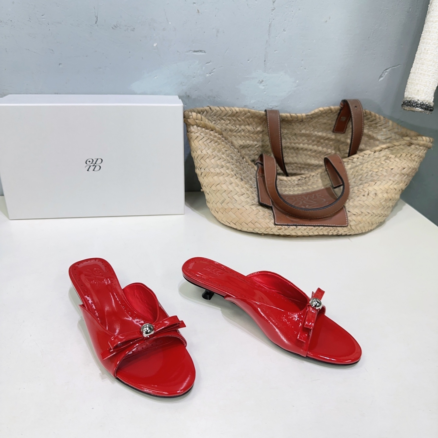 “High-Quality Metal Ball Slipper: Glamorous Cat Sandal for Spring and Summer”