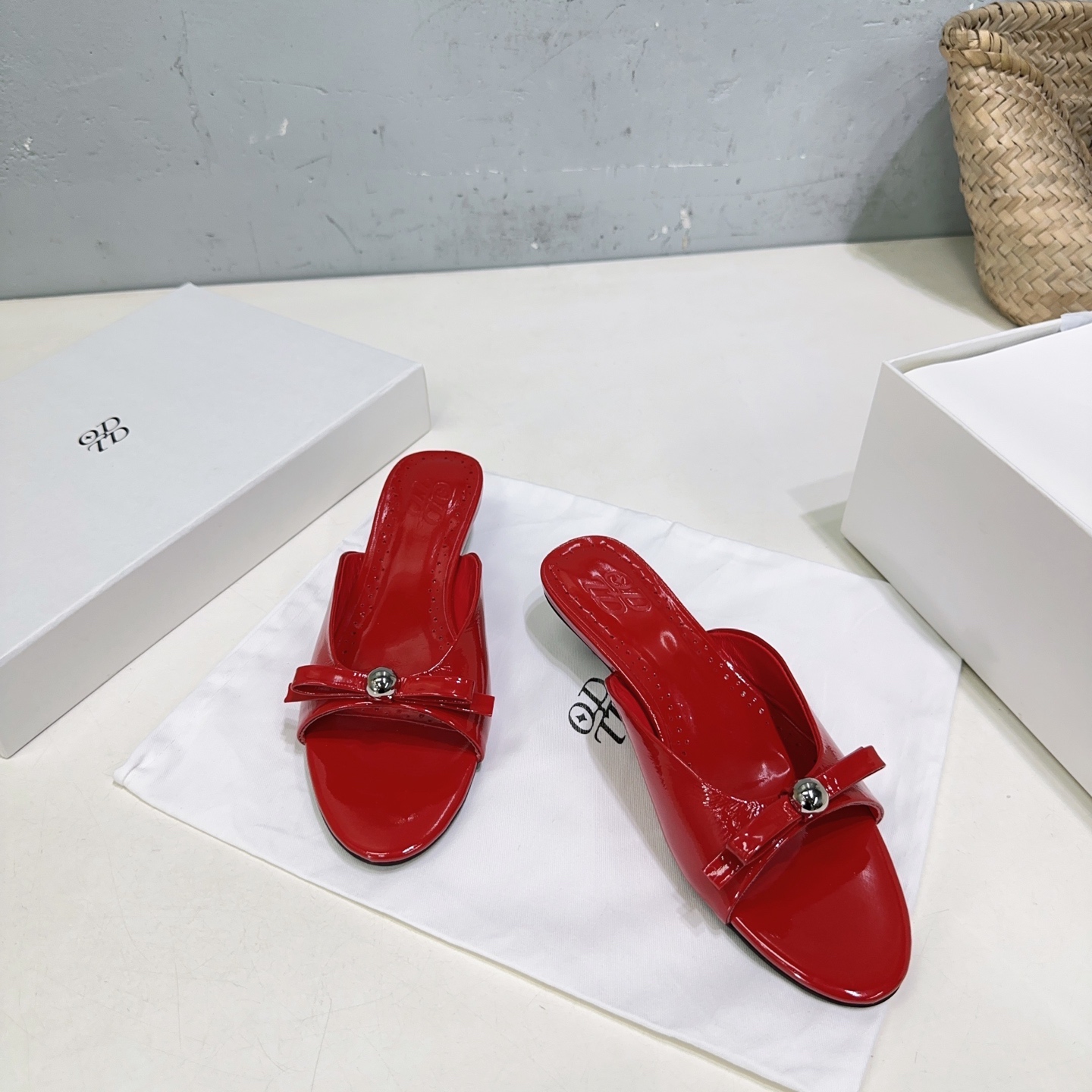 “High-Quality Metal Ball Slipper: Glamorous Cat Sandal for Spring and Summer” - 图片 8