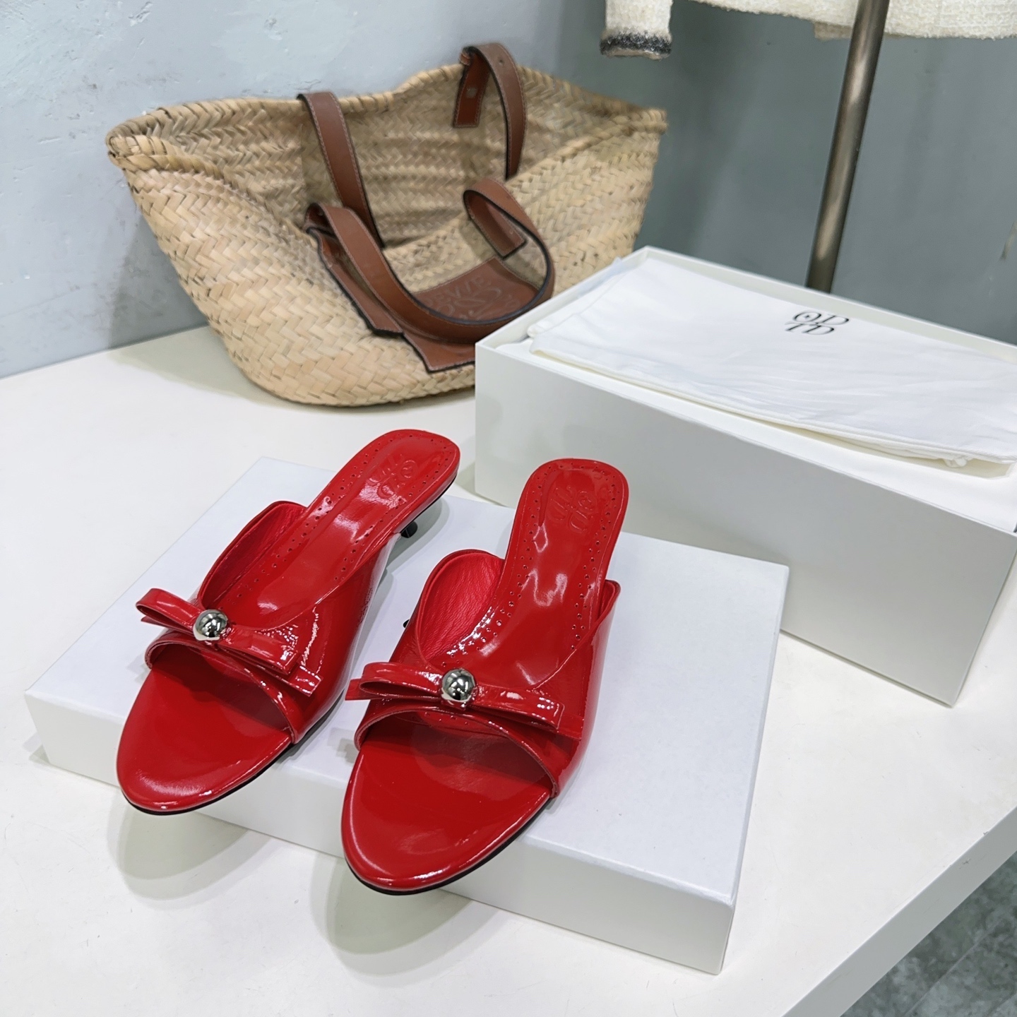 “High-Quality Metal Ball Slipper: Glamorous Cat Sandal for Spring and Summer” - 图片 7