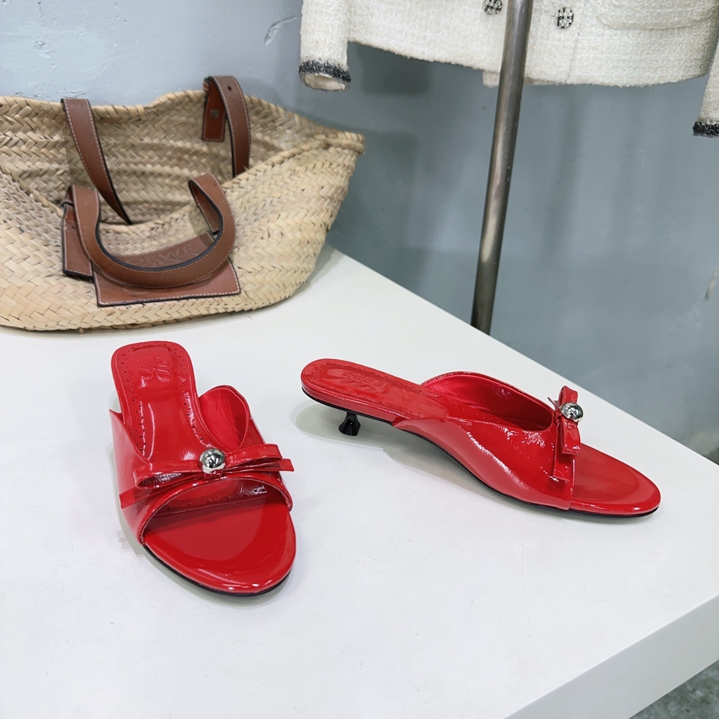 “High-Quality Metal Ball Slipper: Glamorous Cat Sandal for Spring and Summer” - 图片 3