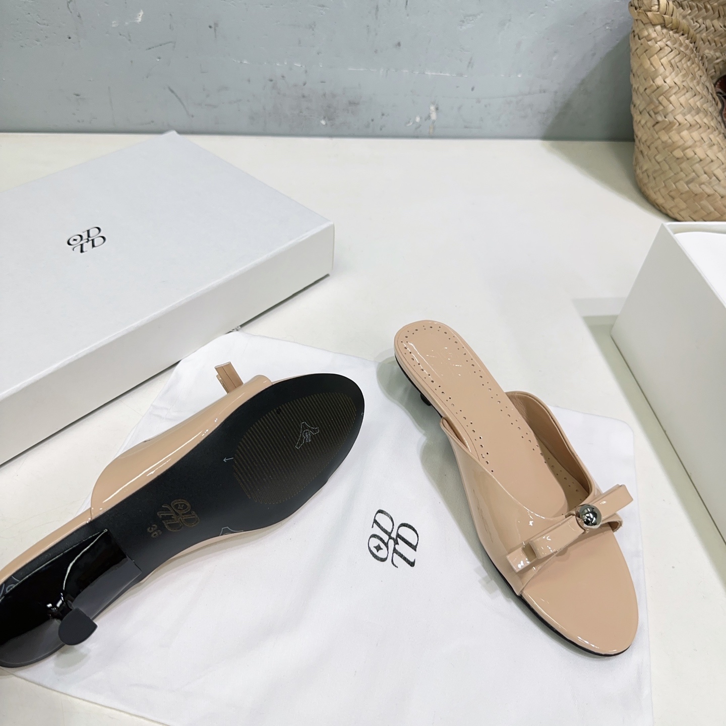 “High Quality Metallic Ball Sandals for Spring and Summer – Glamorous and Original Design” - 图片 4