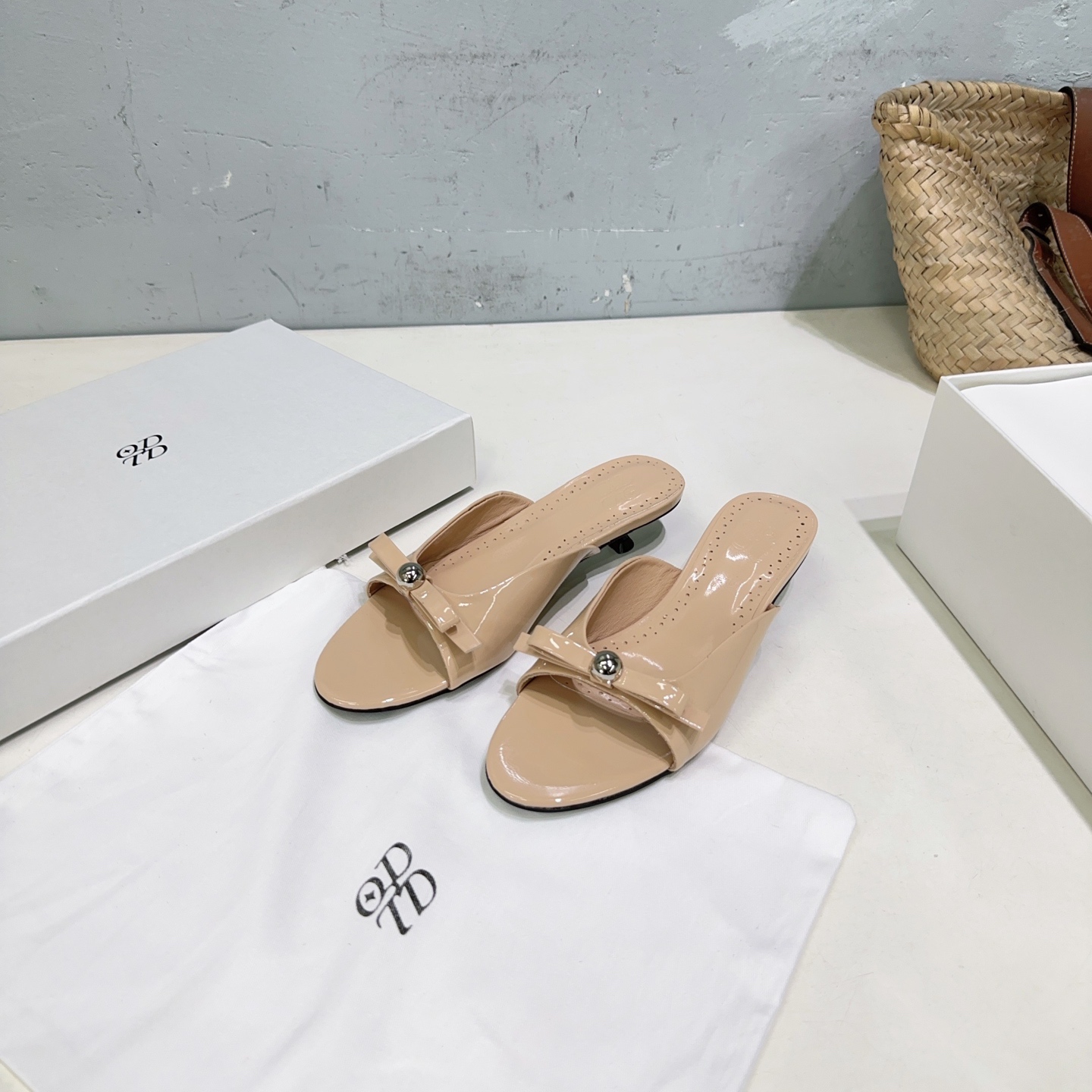 “High Quality Metallic Ball Sandals for Spring and Summer – Glamorous and Original Design”