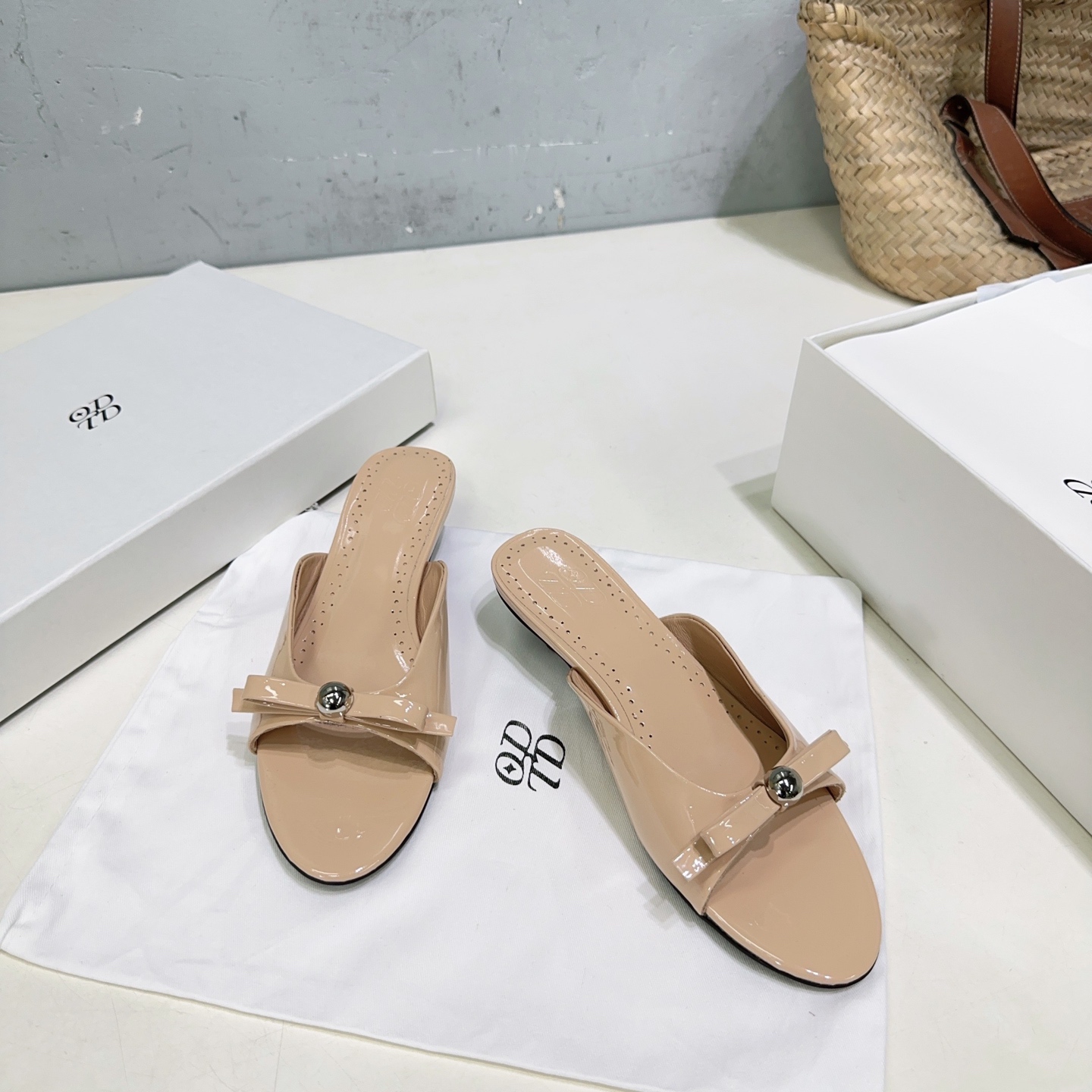 “High Quality Metallic Ball Sandals for Spring and Summer – Glamorous and Original Design” - 图片 2