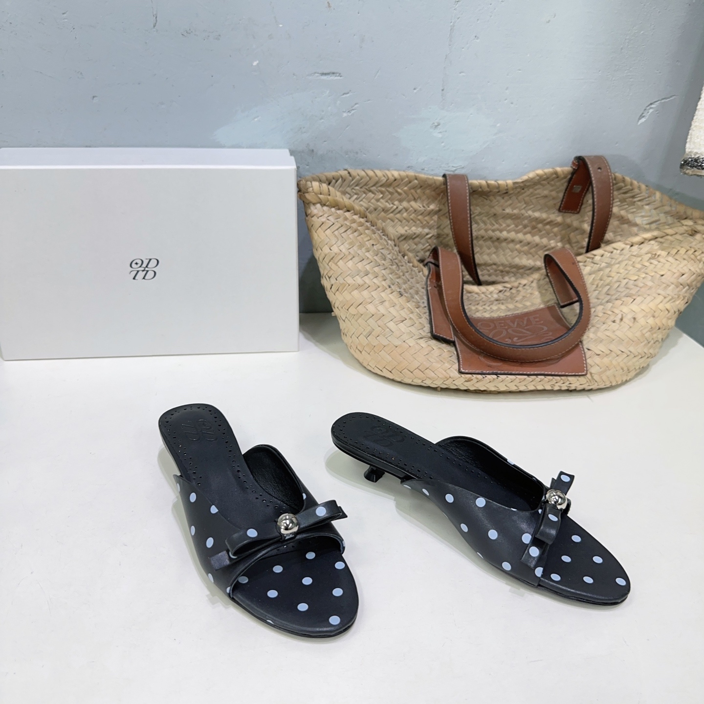 “High-Quality Glamorous Sandal with Metal Ball for Spring and Summer”