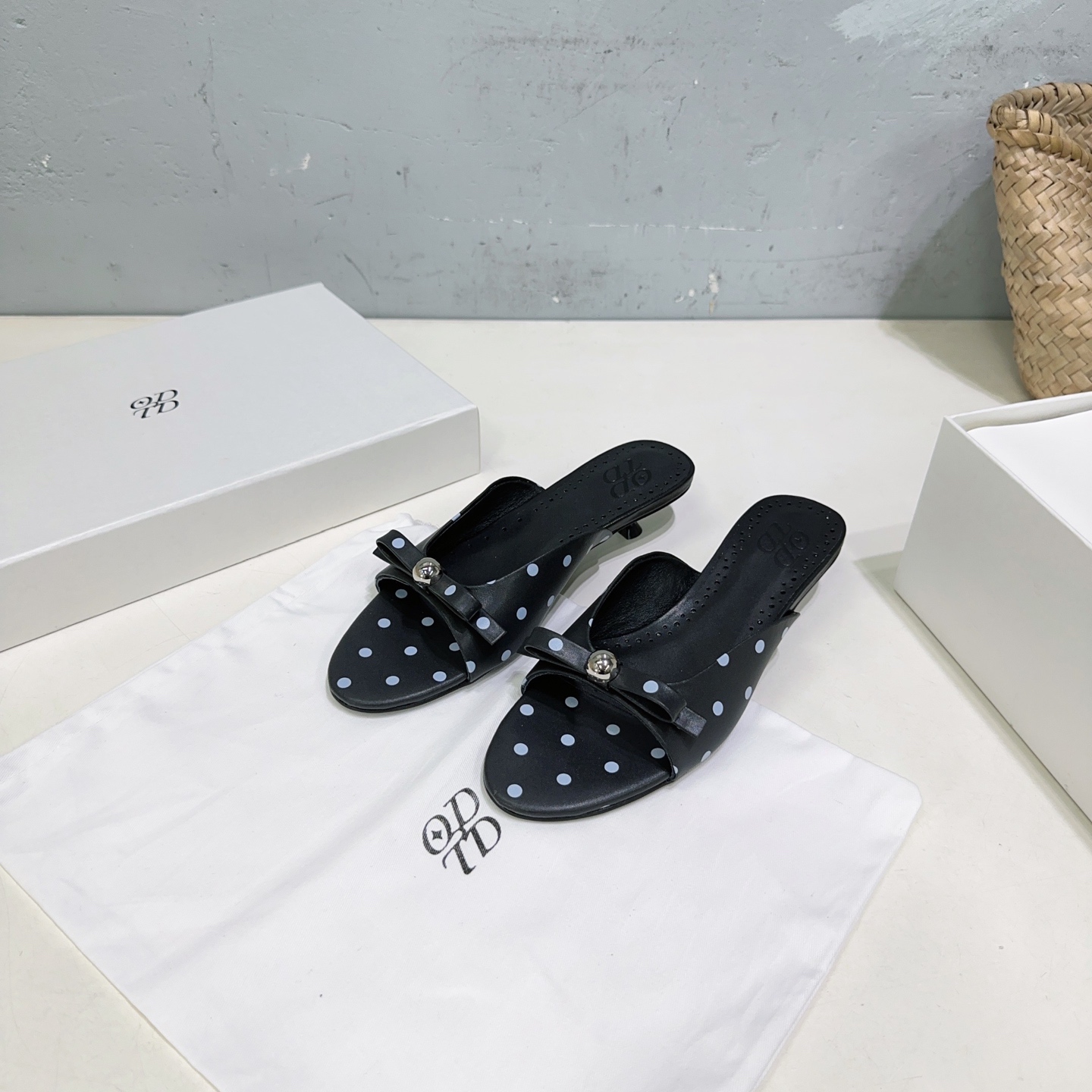 “High-Quality Glamorous Sandal with Metal Ball for Spring and Summer” - 图片 6