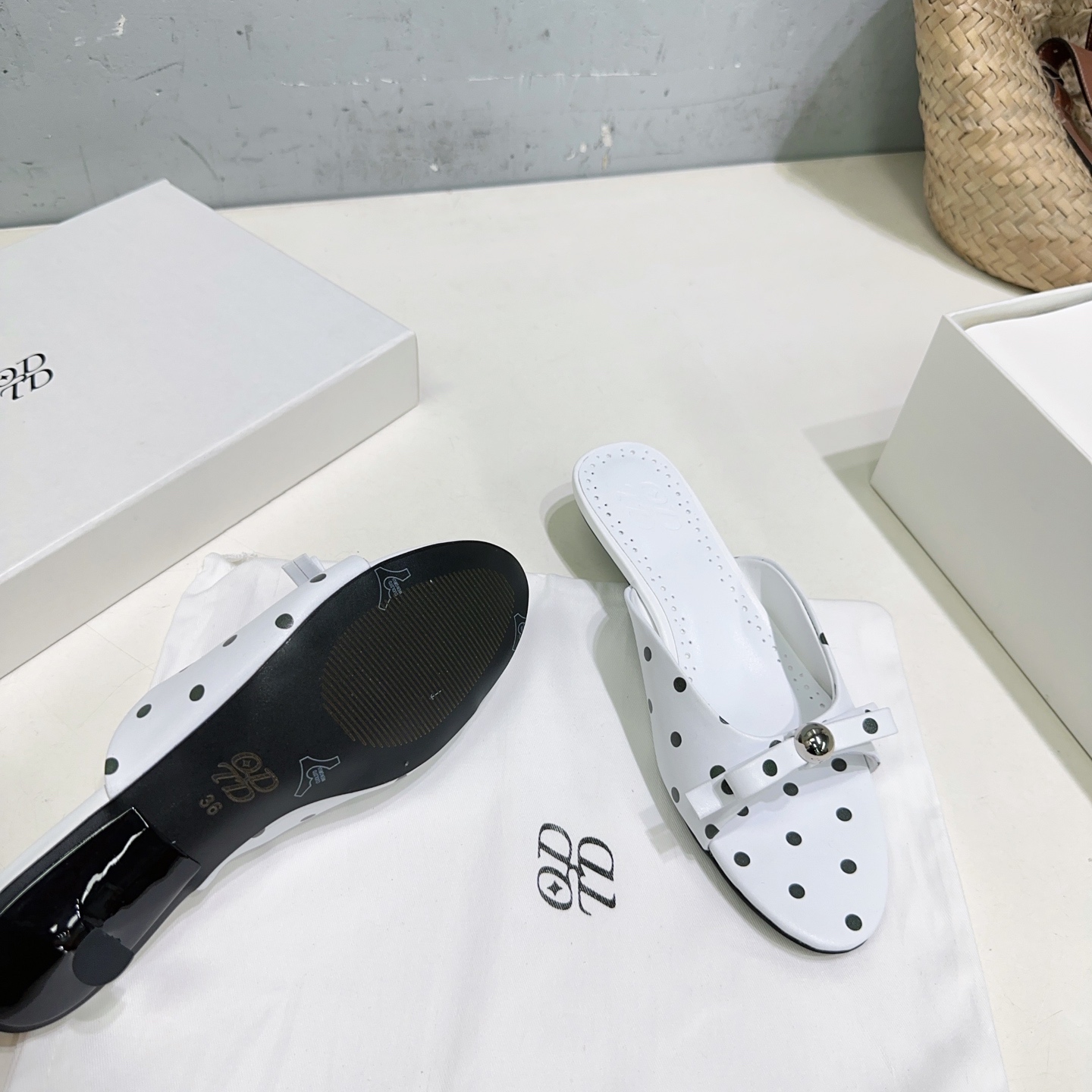 “High-Quality Glamorous Sandal: Metal Ball, Quick Slipper, Soft Cow Paints Inside” - 图片 9