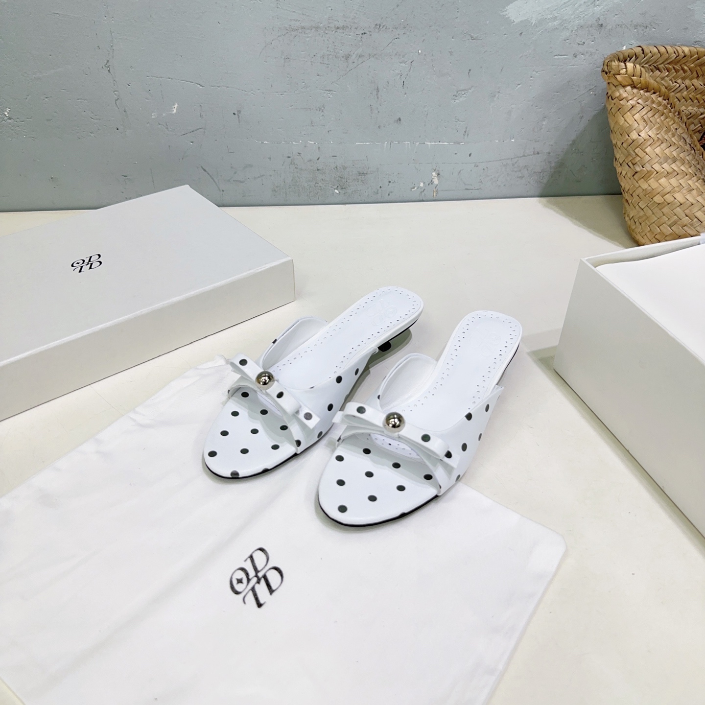 “High-Quality Glamorous Sandal: Metal Ball, Quick Slipper, Soft Cow Paints Inside”