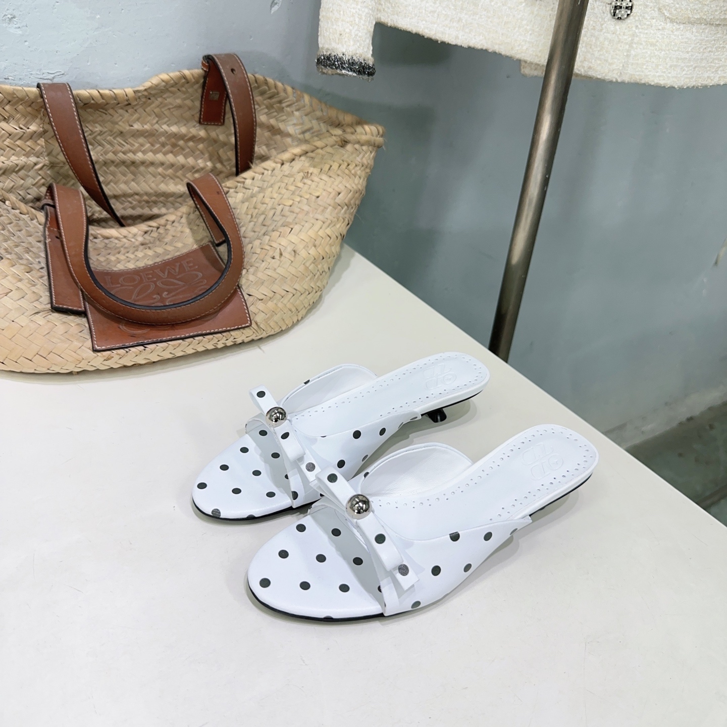 “High-Quality Glamorous Sandal: Metal Ball, Quick Slipper, Soft Cow Paints Inside” - 图片 7