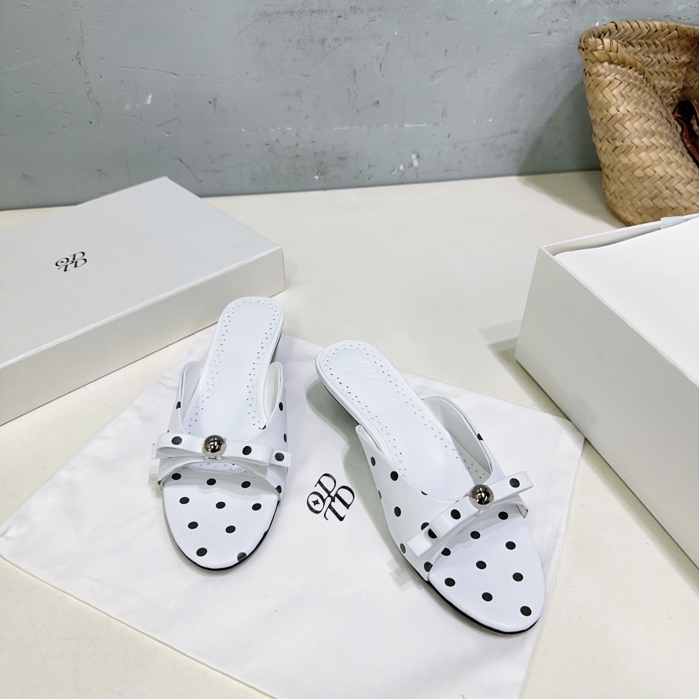 “High-Quality Glamorous Sandal: Metal Ball, Quick Slipper, Soft Cow Paints Inside” - 图片 2