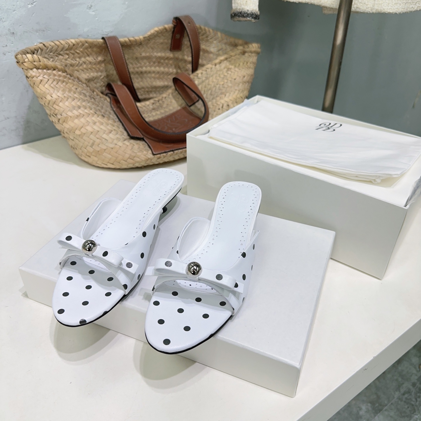 “High-Quality Glamorous Sandal: Metal Ball, Quick Slipper, Soft Cow Paints Inside” - 图片 3