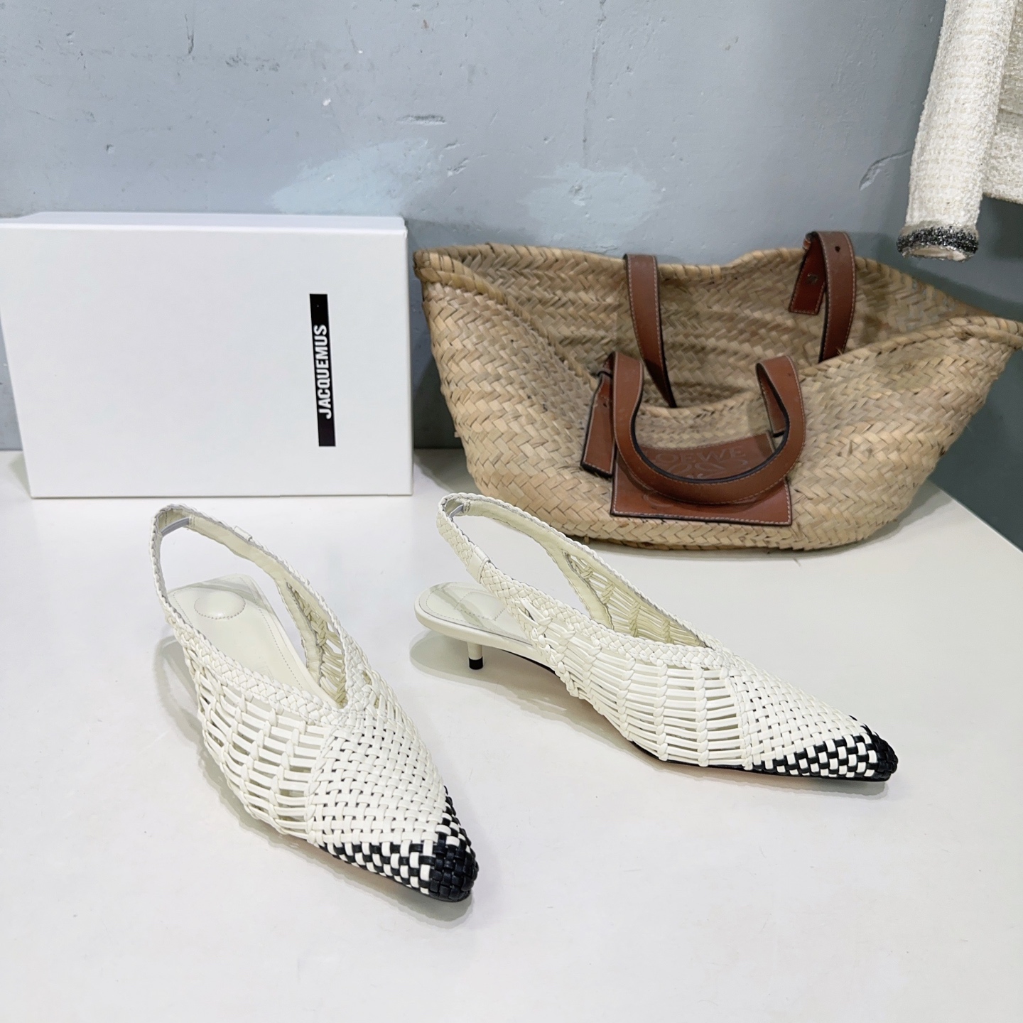 NO:381980,High quality!  Niche trendy brand Jacquemus 25 spring and summer new super heavyweight hand-woven color-blocked pointed kitten heel empty sandals!  Simple color-blocking weaving, novel, fashionable and generous, sexy and elegant, showing the lines of the feet, with a skinny and beautiful visual effect, a very versatile fashion item!  Very simple and elegant, super beautiful, with just the right pointed tip with a 3cm kitten, making it easy to walk!  It can attack and defend, and it can be both fashionable and comfortable, which is perfect!  !  The effect of the foot is invincible and beautiful, with a very texture and temperament. Just be brainless!  The upper is made of original material, pure hand-woven, inner foot pad sheepskin, imported genuine leather outsole from Italy, heel height: about 3cm, size: 35-41 (40.41 custom made without return) with original packaging, sandals, sandals, sheepskin, Leather soles19860909高品质！小众潮牌 Jacquemus 25春夏新款超重工手工编织拼色尖头小猫跟后空凉鞋！简易拼色的编织 新颖时尚大方,性感不失优雅,很显脚部线条,附有骨感美的视觉效果,非常百搭的时尚单品！ 极简优雅·超级好看,恰到好处的尖头搭配3cm小猫跟,又稳好走！可攻可守·时髦舒适皆能兼得,实属完美！！ 上脚效果无敌好看,很有质感也显气质.无脑冲就对了！ 鞋面采用原版材质纯手工编织 内里垫脚羊皮 意大利进口真皮大底 跟高:约3cm 码数:35-41（40.41定做不退换） 配原版包装,凉鞋,sandals,sheepskin,Leather soles,Women's Shoes