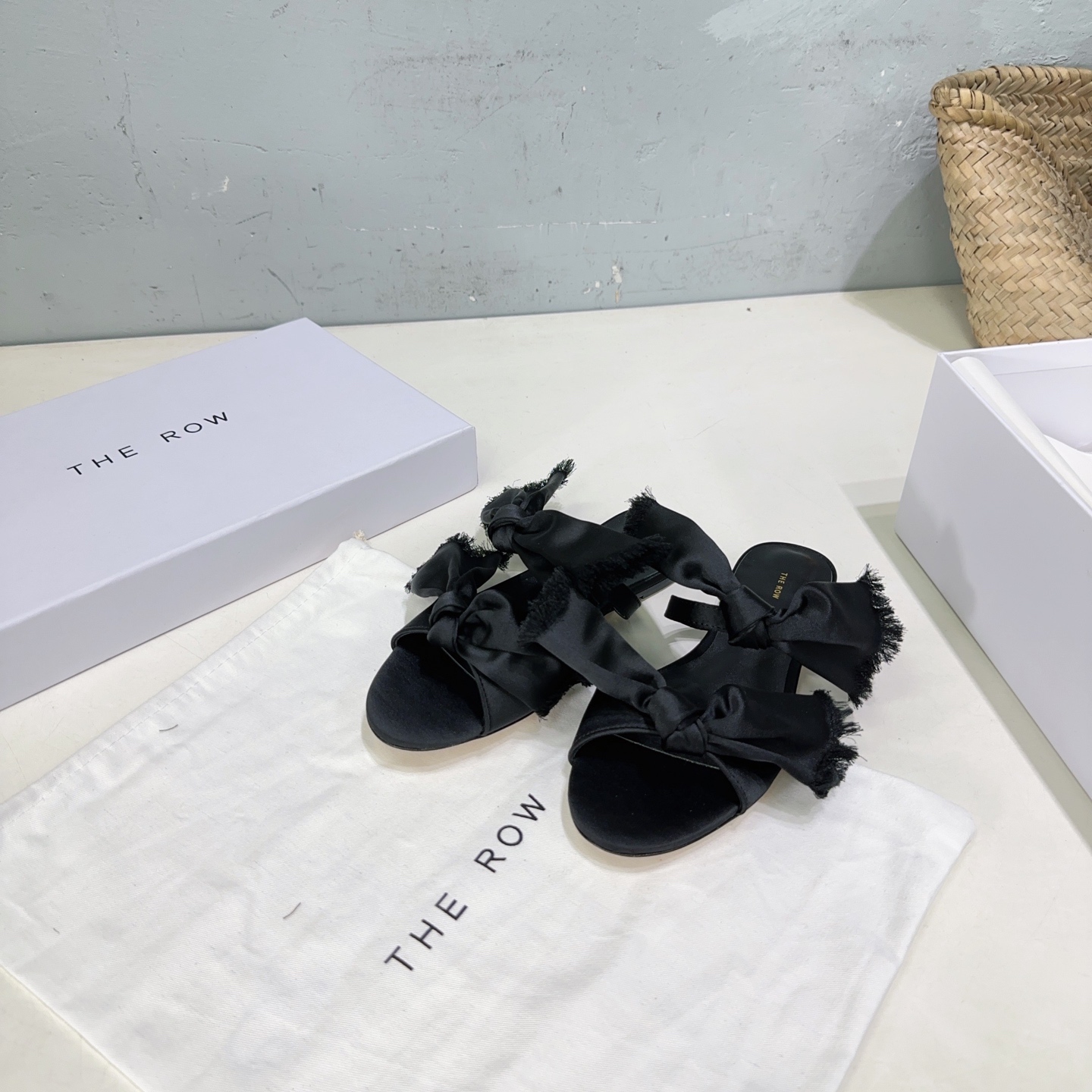 NO:382016,High quality!  The Row niche trendy brand The Row 25 spring and summer new product of real silk satin hand-woven bow flat sole and high heel slippers. French elegant temperament is online, high-end and fashionable, salty or sweet, literary and elegant!  Whether it is summer with short skirts and shorts and casual pants, it is a perfect sense of high quality. It is easy to wear and looks good. Fengmo’s global classic works, soft and delicate sheepskin footbed is very textured. Simple and high-end upper is imported silk satin, inner footbed sheepskin, imported Italian leather outsole Heel height: flat sole, 9cm Size: 35-40 (40 customization, no return and exchange) With original packaging, high heels, slippers, skirts, shorts, sheepskin, real silk, silk fabric, gold, Leather soles19860909高品质！小众潮牌The Row 25春夏新品真丝绸缎手工编织蝴蝶结平底、高跟拖鞋 法式优雅气质在线、高级又时髦,可盐可甜,文艺又气质！无论是夏天配短裙配短裤休闲裤,都是妥妥的高级感,黄金跟高穿着不累 好穿又好看,风魔全球经典著作,柔软细腻羊皮垫脚非常的有质感.简约高级 鞋面采用进口真丝绸缎 内里垫脚羊皮 意大利进口真皮大底 跟高:平底、9cm 码数:35-40（40定制不退换） 配原版包装,高跟鞋拖鞋,high heels,slippers,skirts,shorts,sheepskin,real silk,silk fabric,gold,Leather soles,Women's Shoes