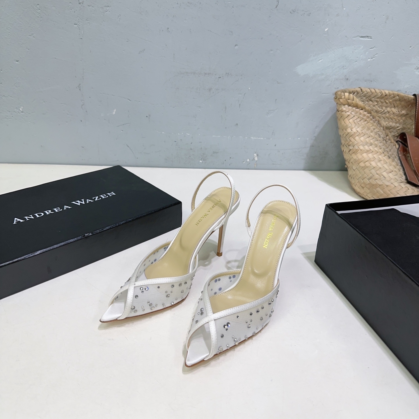 NO:652473,High quality!  Niche trendy brand Andrea Wazen25 spring and summer sexy lace mesh rhinestone high-heeled sandals!  Fairy version sandals, pure handmade lace mesh folding technology, very beautiful, invincible on the feet. The upper is made of original imported real mesh + imported Czech diamonds. Heel height: 9.5 cm. Size: 35-42 (40, 41, 42 are customized and non-refundable). Comes with original packaging, high heels, sandals, high heels.19860909高品质！小众潮牌Andrea Wazen25春夏性感蕾丝网纱水钻高跟凉鞋！仙女版凉鞋,纯手工蕾丝网纱折叠工艺,非常的美,上脚无敌了 鞋面采用原版进口真网纱+ 进口捷克钻 跟高: 9.5 cm 码数:35-42（40 41 42定做不退换） 配原版包装,高跟鞋,sandals,high heels,Women's Shoes