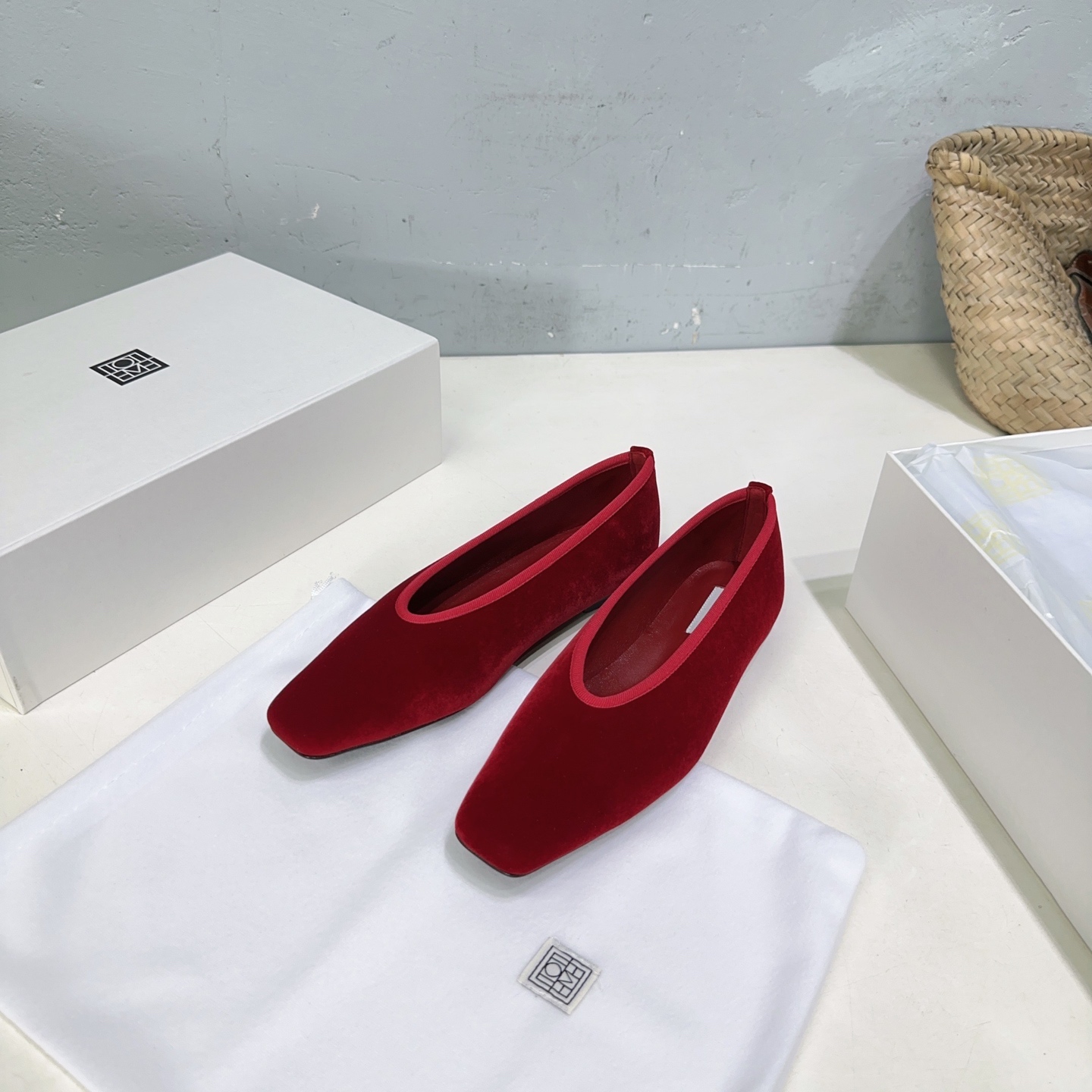 NO:382025,High quality!  Niche trendy brand Toteme 25 spring and summer new simple small square-toe silk velvet flat-soled loafers!  This new model is really simple and high-end. The small square head design is avant-garde and fashionable. It is niche and tasteful. The flat bottom is simply comfortable. It is effortless to wear it!  The upper is made of imported silk satin/Korean velvet inner foot pad sheepskin Size: 35-41 (40 41 custom made without return) with original packaging, loafers, sheepskin, real silk, silk fabric19860909高品质！小众潮牌Toteme 25春夏新款简易小方头真丝绒面平底乐福鞋！ 这次的新款真的是简约又透入着高级 小方头设计前卫又时髦 小众有品味 平底简直舒适绝了.穿上它毫不费力的穿搭！ 鞋面采用进口真丝绸缎/韩国绒 内里垫脚羊皮 码数:35-41（40 41定制不退换） 配原版包装,乐福鞋,loafers,sheepskin,real silk,silk fabric,Women's Shoes