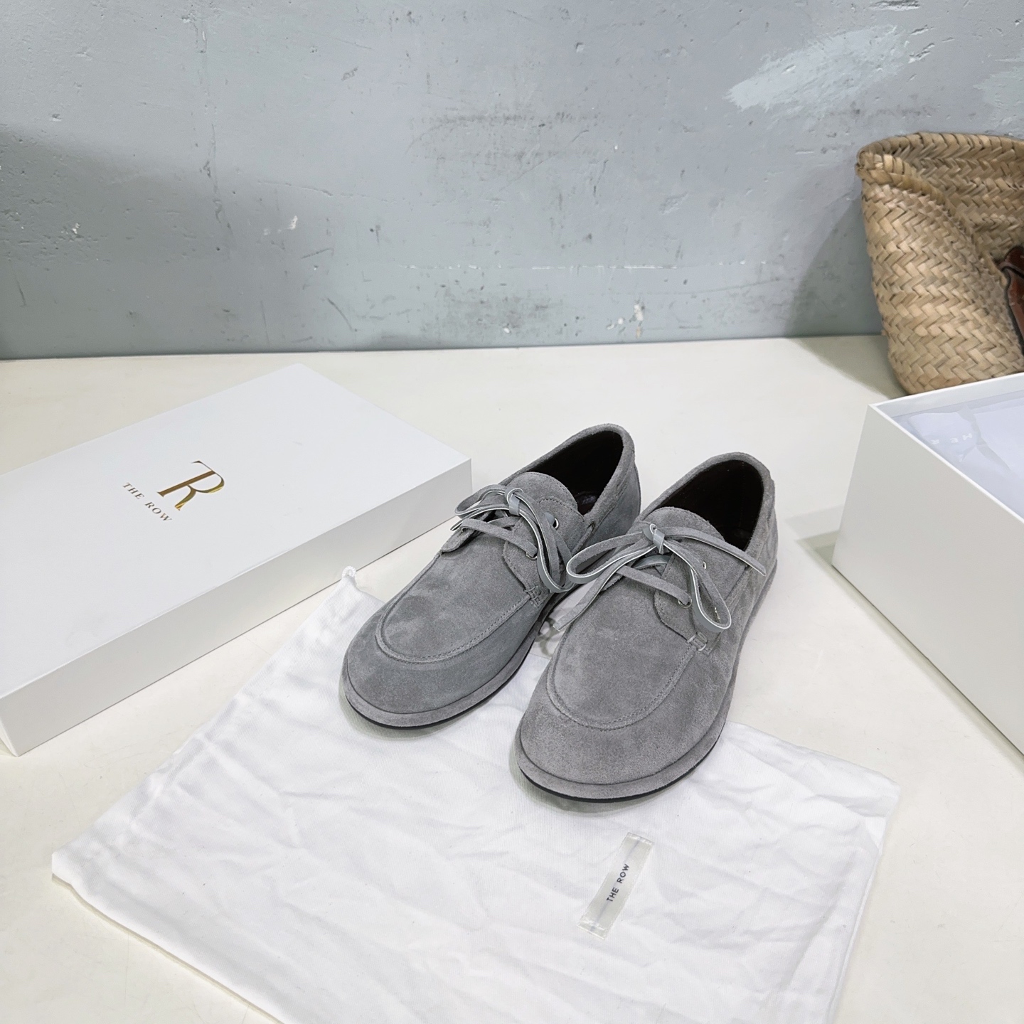 NO:382012,High quality!  The niche trendy brand The row25 spring and summer new round-toe lace-up leather shoes flat-soled loafers single shoes are super versatile, it is simply a master key in the closet, and can easily hold any style of clothes. The design of this pair of shoes is really super awesome, especially light, and it won't look bulky when worn on the feet. Its lines are round and smooth, just like the outline carefully outlined by an artist. Just by looking quietly, you can already feel the elegance and beauty emitted from the inside out. It has a little or no orthodox atmosphere, but it is not without fashion and vitality. The toe is cleverly adopted a round design, which can perfectly fit various foot shapes, without any discomfort of squeezing feet. A circle of pure handmade mark threads on the edge is precisely stitched, which is both firm and beautiful  Tassel decoration is retro and unique. Every knot and thread end are handled just right, so that people can feel the care and exquisiteness at a glance. It not only adds a unique recognition to the shoes, but also makes the overall outfit no longer monotonous and full of details. The mold rubber sole is soft and light, and the texture is first-class. It is also particularly anti-slip and wear-resistant. You don’t have to worry about slipping when walking on slippery ground. The foot feels a little elastic, and it is very comfortable and does not tiring your feet when walking. The most important thing is that it does not have a odor and is environmentally friendly!  Don't miss such shoes if you encounter them!  The upper is made of imported high mercerated cowhirl/calf leather, imported sheepskin with inner foot pads, original molded rubber outsole, size: 35-41 (40 41 custom made without return) with original packaging, loafers, loafers, cowhide, sheepskin19860909高品质！小众潮牌The row25春夏新款圆头系带小皮鞋平底乐福鞋单鞋 超级百搭,简直是衣橱里的万能钥匙,什么风格的衣服都能轻松Hold住.这双鞋子的设计真的超级棒,特别轻盈感,穿在脚上丝毫不会显得笨重.它的线条圆滑流畅,就像是艺术家精心勾勒的轮廓,单是静静地看着,就已经能感受到那份由内而外散发出的优雅与美感.它带着一点点正统的气息,却又不失时尚与活力. 鞋头巧妙地采用了圆润的设计,能够完美贴合各种脚型,完全不会有挤脚的不适感,边缘一圈纯手工马克线精密缝合,既牢固又美观 流苏装饰,复古而又别致,每一个结、每一个线头都处理得恰到好处,让人一看就能感受到那份用心和精致.不仅为鞋子增添了独特的辨识度,还让整体的穿搭瞬间变得不再单调,细节感满满 模具橡胶大底,柔软又轻便,质感也是一流,它还特别的防滑耐磨,走在湿滑的地面上也不用担心会滑倒.脚感呢,也略带一点弹性,走路的时候特别舒服、不累脚.最重要的是,它还没有臭味、环保呢！这样的鞋子啊,遇到了可千万别错过哦！ 鞋面采用进口高丝光牛皮/小牛皮 内里垫脚进口羊皮 原版开模橡胶大底 码数:35-41（40 41定做不退换） 配原版包装,乐福鞋,loafers,cowhide,sheepskin,Women's Shoes