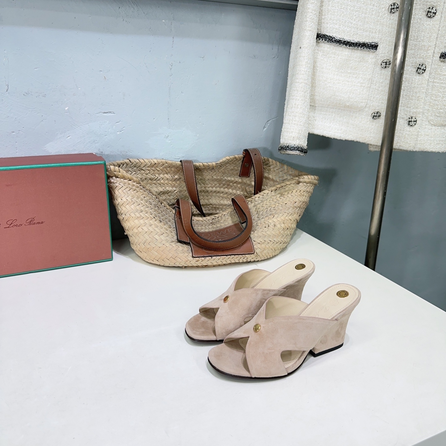 NO:382007,High quality!  Niche trendy brand Loro Piana/ LP 55 Spring and Summer This retro and beautiful flat-soled wedge simple slippers!  Simple and instant fashion, relaxed high-end feeling, fashion darlings, look at it, it is a new favorite in the fashion circle, simple and unique design, revealing a lazy summer atmosphere, classic logo metal buckle elements on the upper are cleverly embellished, elegant and playful, fashion essentials, experience the summery high-end outfit~ The upper uses original imported delicate velvet, inner foot pad sheepskin, imported Italian original color genuine leather outsole Heel height: flat sole, 9cm, two heights, size 35-41 (40/41 custom made without return and exchange) With original packaging, slippers, loro piano, loro piano, slippers, sheepskin, Leather soles19860909高品质！小众潮牌Loro Piana/ LP 55春夏这款复古绝美平底坡跟简易拖鞋！ 简约即时髦 松弛的高级感 时尚宠儿看过来 简直是时尚圈新宠 简易设计独特 透着夏日慵懒氛围 鞋面经典logo金属标扣元素巧妙点缀 优雅又俏皮 时髦精必备 感受夏日感高级穿搭~ 鞋面采用原版进口细腻样反绒 内里垫脚羊皮 意大利进口原色真皮大底 跟高:平底、9cm 两高度 码数35-41（40/41定做不退换） 配原版包装,拖鞋,loro piana,loro piana,slippers,sheepskin,Leather soles,Women's Shoes