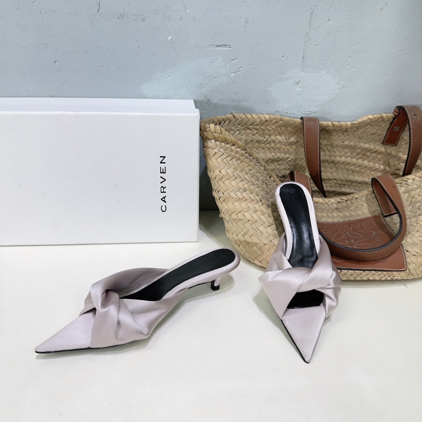 NO:382002,High quality!  Niche trendy brand CARVEN 25 spring and summer new simple retro silk satin pointed cat heel slippers sandals!  It looks very good in spring and summer with skirts and pants!  The simple and neat design is very suitable for daily wear, with a hollow design, lazy and casual, and a pointed head with a very aura. It is suitable for daily wear, and is high-end and practical!  The upper is made of original imported silk satin/small sheepskin, inner foot padded sheepskin, Italian imported leather large sole!  Heel height: about 4cm Size: 35-41 (40 41 custom made without return) with original packaging, high heels, sandals, high heels, slippers, skirts, sheepskin, real silk, silk fabric, Leather soles19860909高品质！小众潮牌CARVEN25春夏新款简易复古真丝绸缎麻花尖头猫跟拖鞋凉鞋！春夏季节搭配裙裤都非常好看！简单利落的设计很适合日常穿着,后空设计,慵懒随性,尖头很有气场,适合日常穿搭,高级又实用的款！ 鞋面采用原版进口真丝绸缎/小绵羊皮 内里垫脚羊皮 意大利进口真皮大底！ 跟高:约4cm 码数:35-41（40 41定做不退换） 配原版包装,高跟鞋,sandals,high heels,slippers,skirts,sheepskin,real silk,silk fabric,Leather soles,Women's Shoes